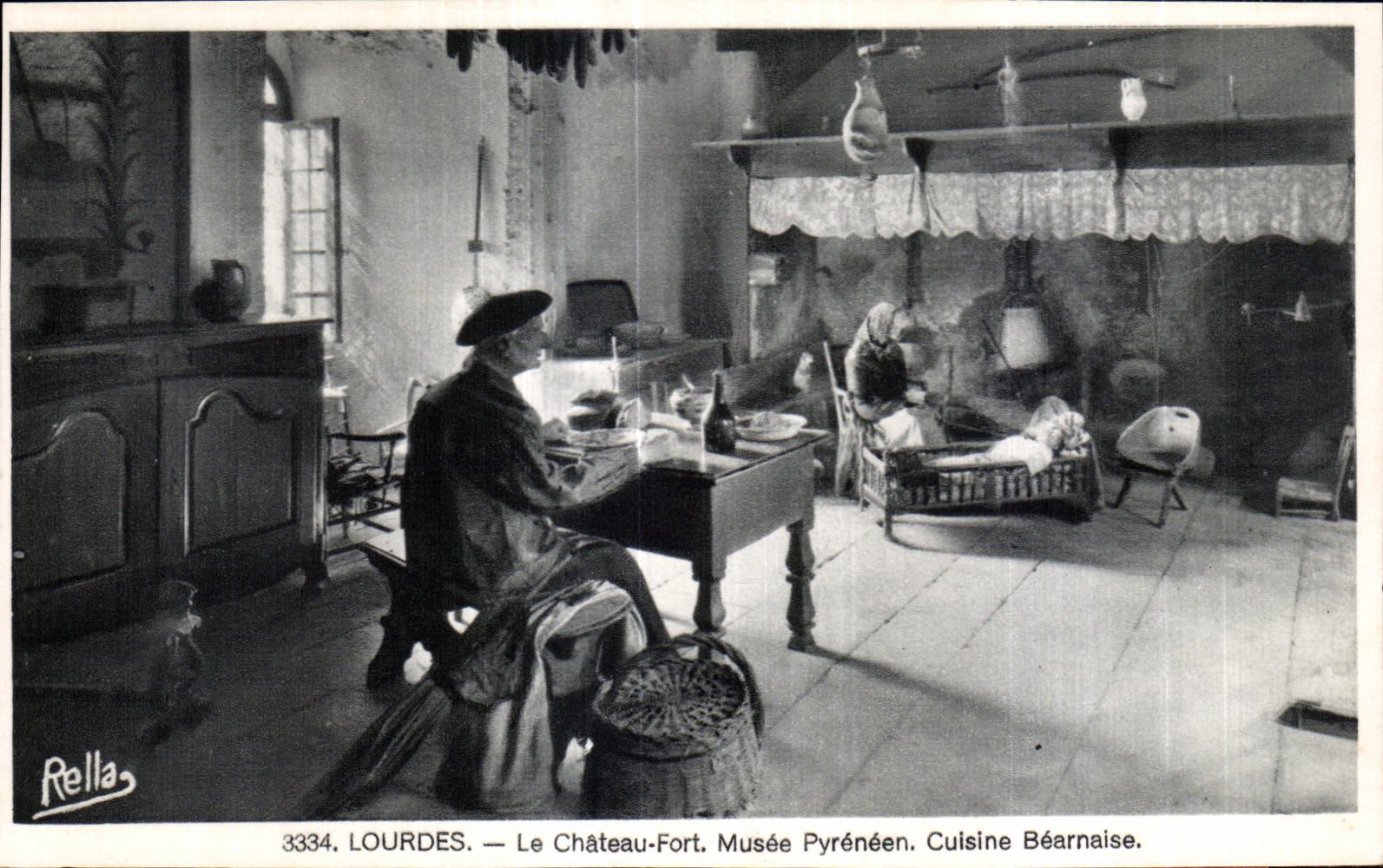 CPA Lourdes Le Chateau Fort Musee Pyrenees Cuisine Bearnaise