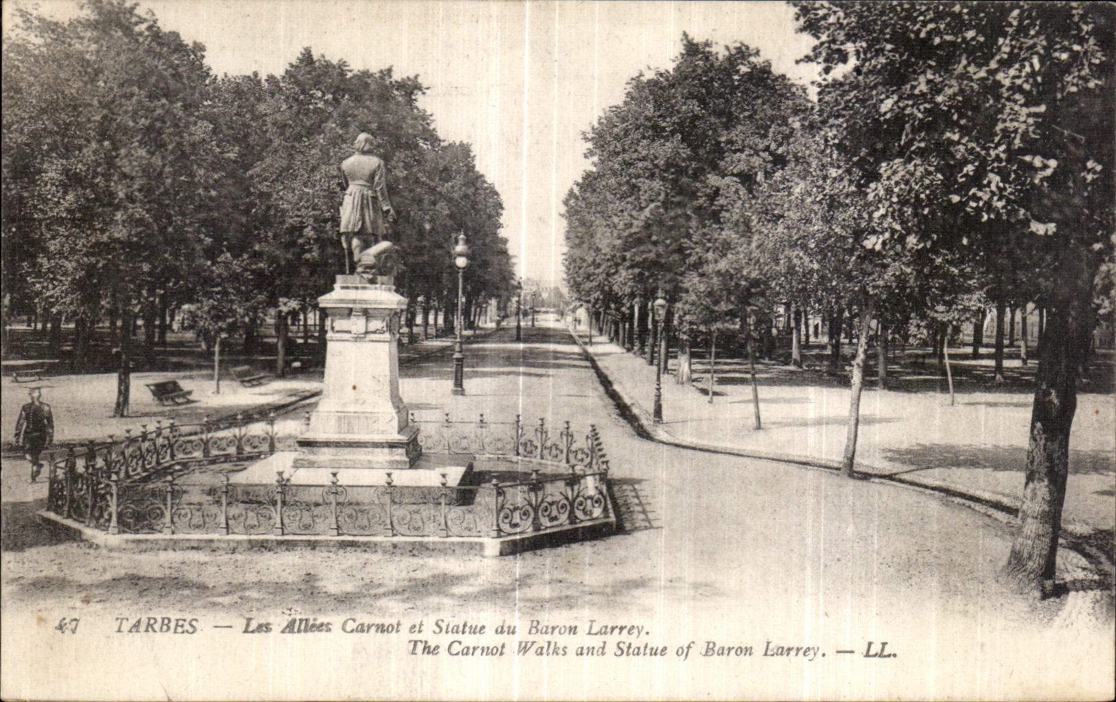 CPA Tarbes Les Allees Carnot et Statue du Baron Larrey
