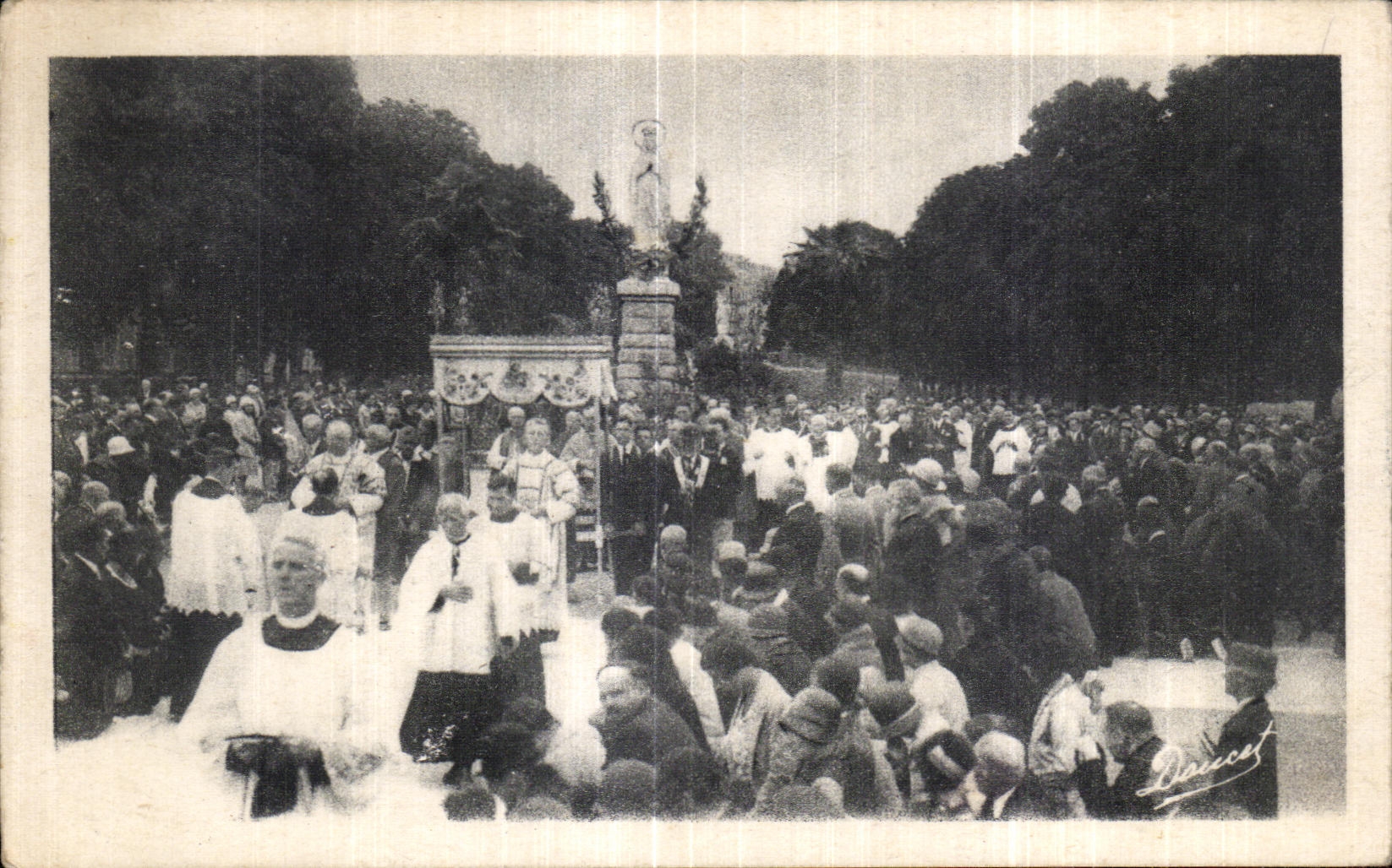 CPA Lourdes Procession du Tres Saint Sacrement sur I Esplanade