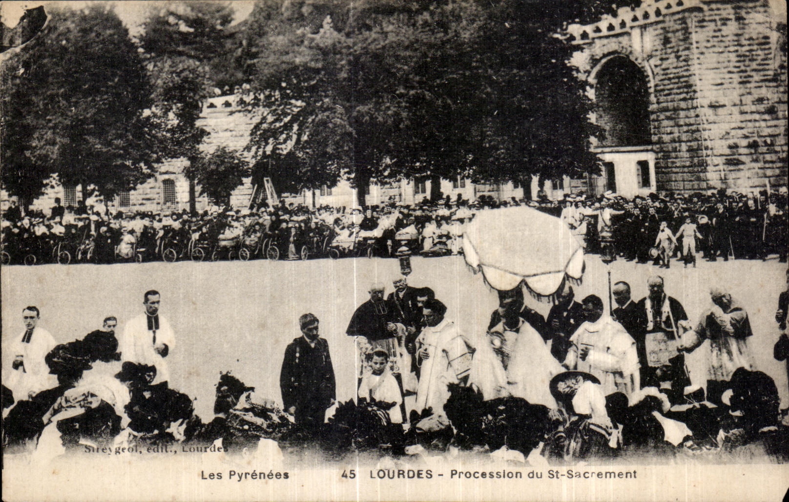 CPA Les Pyrenees Lourdes Procession du St Sacrement