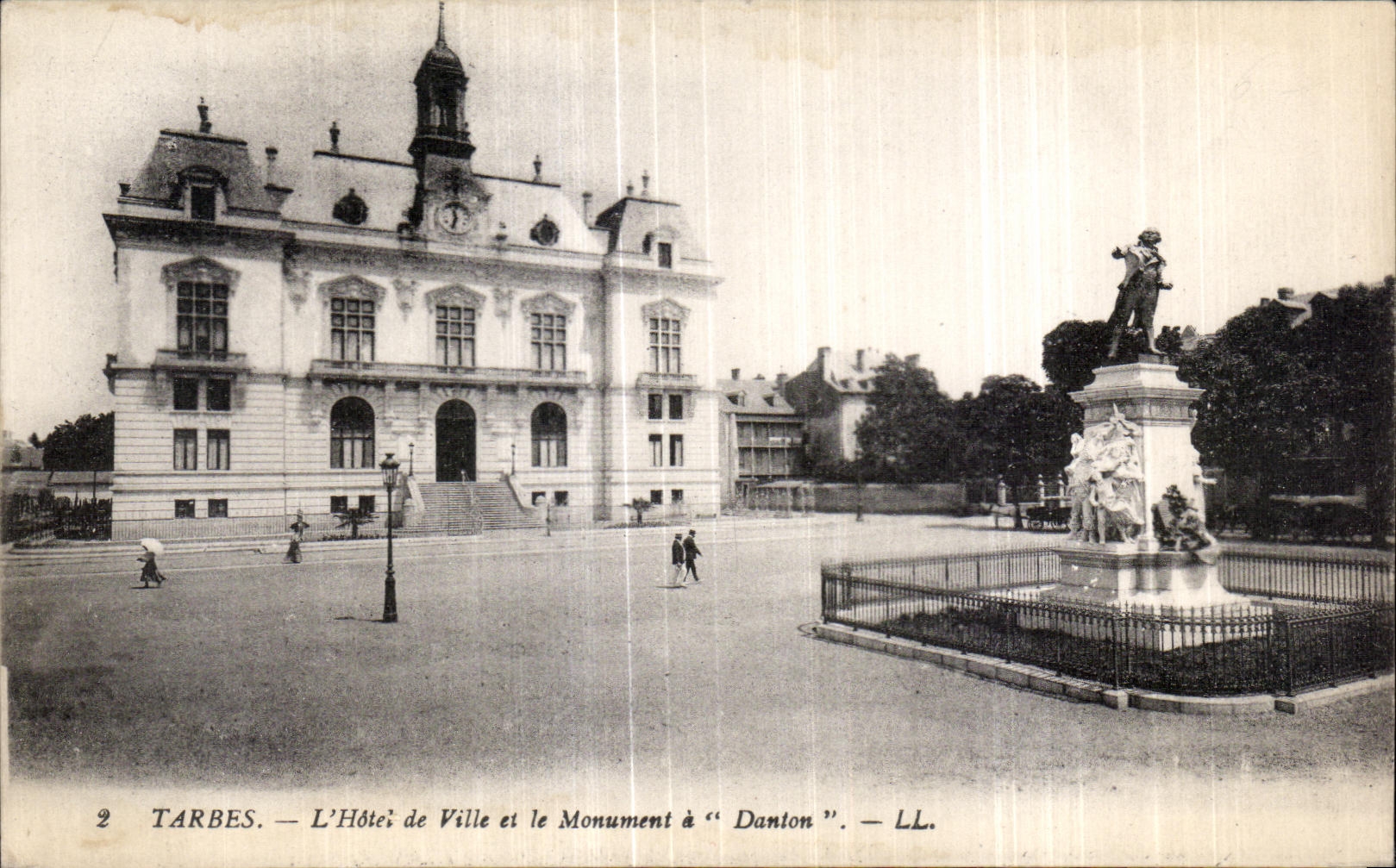 CPA Tarbes L Hotel de Ville et le Monument a Danton