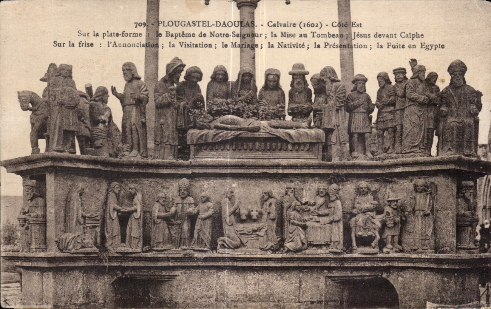 CPA Plougastel Daoulas Calvaire Cote Nord Sur la plate forme le Bapteme de Notre Seigneur Mise au tombeau
