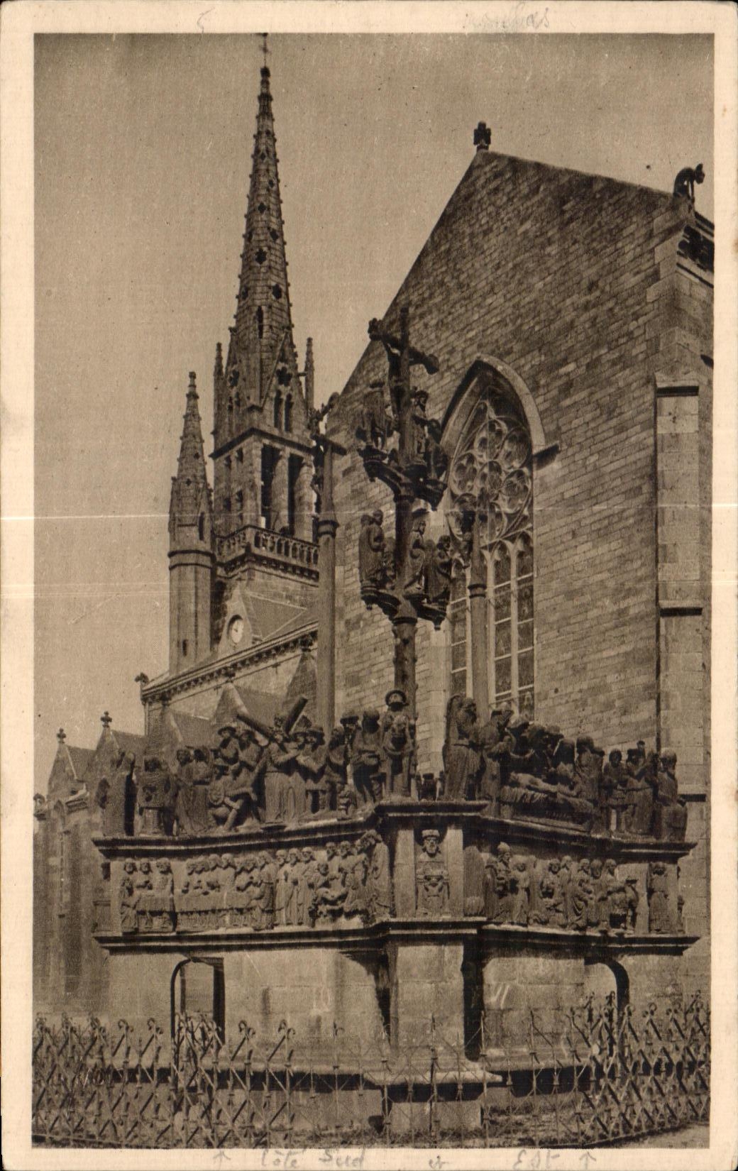 CPA Bretagne Plougastel Daoulas (Finistere) Le Calvaire et I Eglise