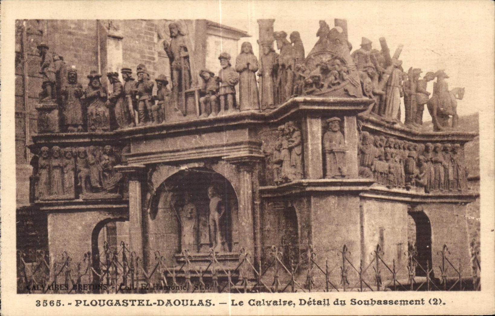 CPA Plougastel Daoulas Le Calvaire Detail du Soubassement