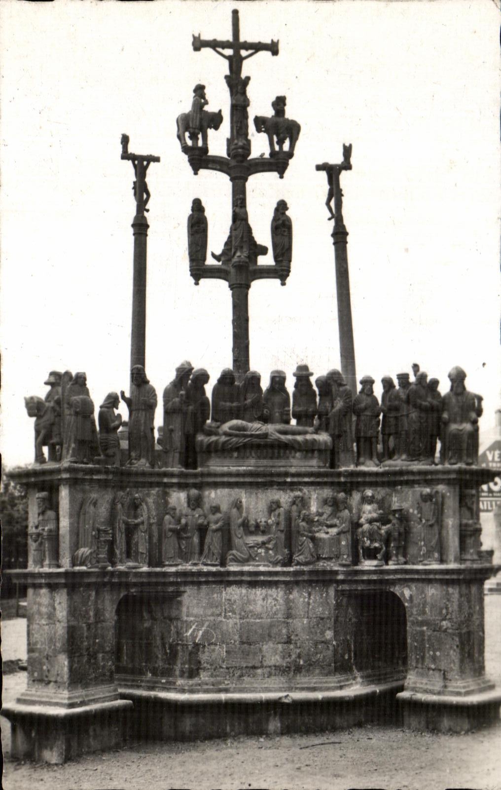 CPA Le Calvaire de Plougastel Daoulas (Finistere) La Mise au Tombeau