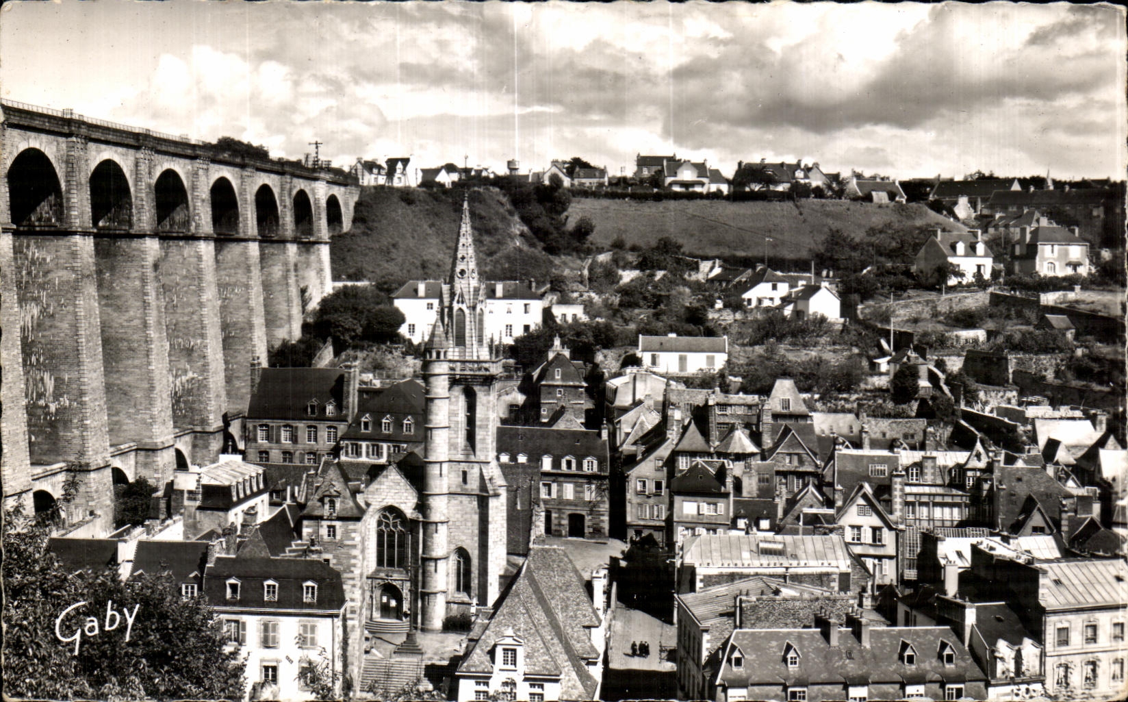 CPA Morlaix (Finistere) Eglise Sainte Melaine et le Viaduc