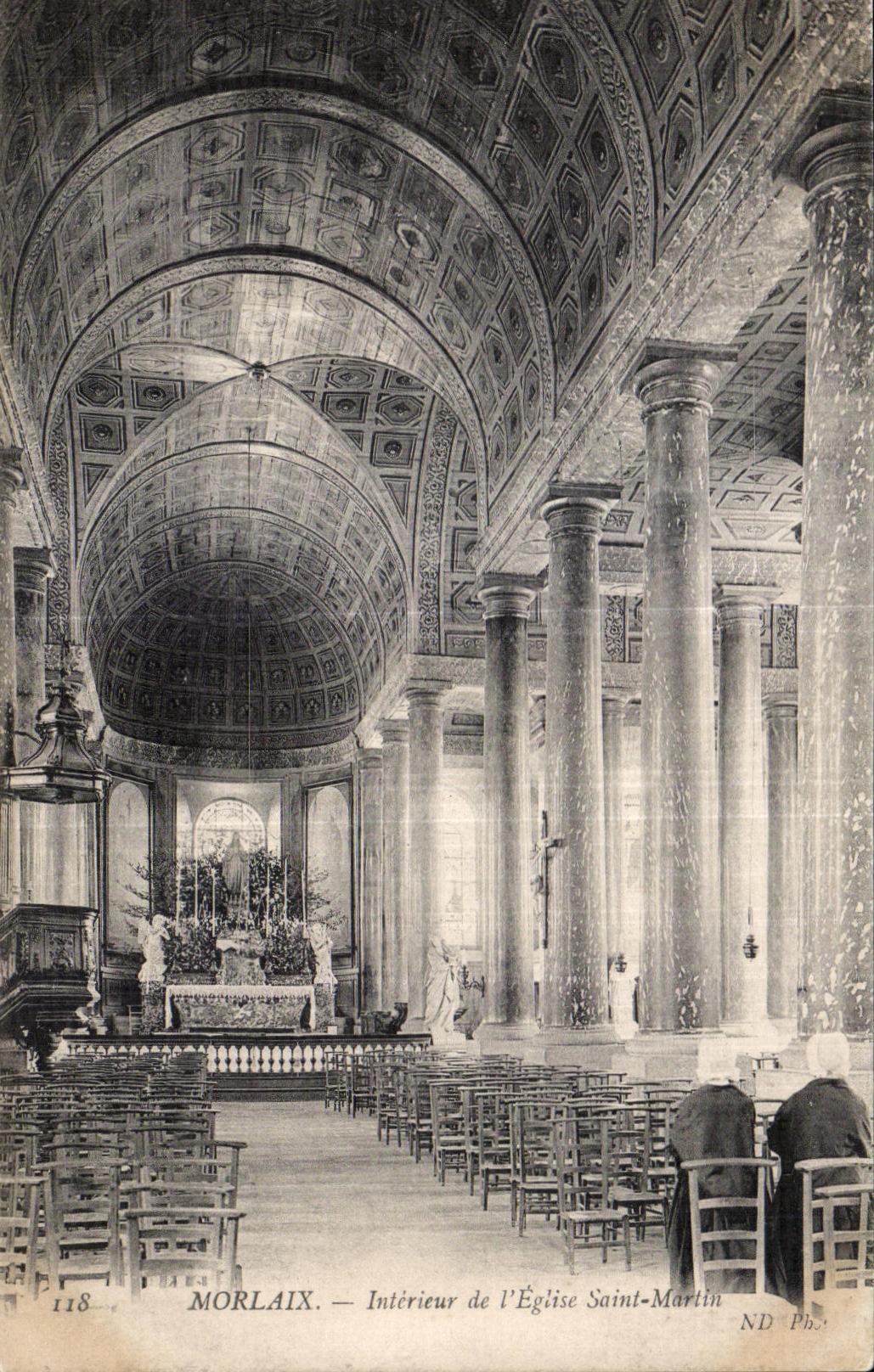 CPA Morlaix Interieur de I Eglise Saint Martin