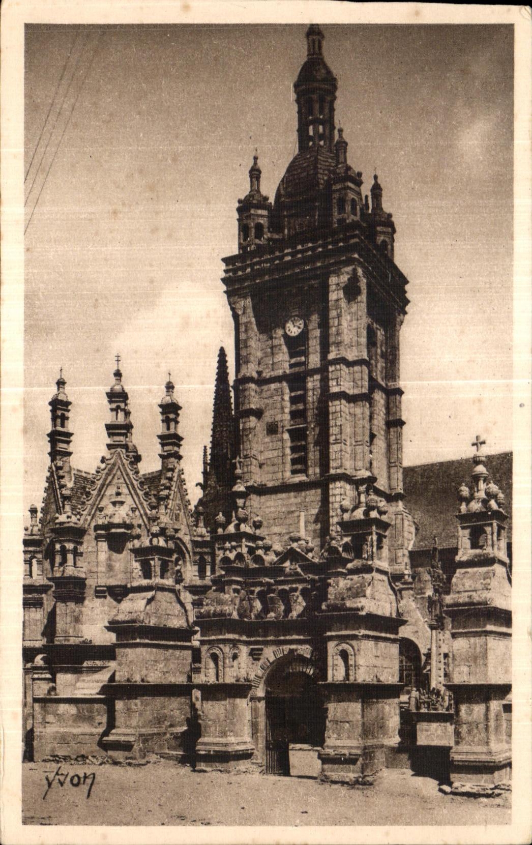 CPA Bretagne St Thegonnec (Finistere) L Eglise (XVI siecle) Facade et Porche