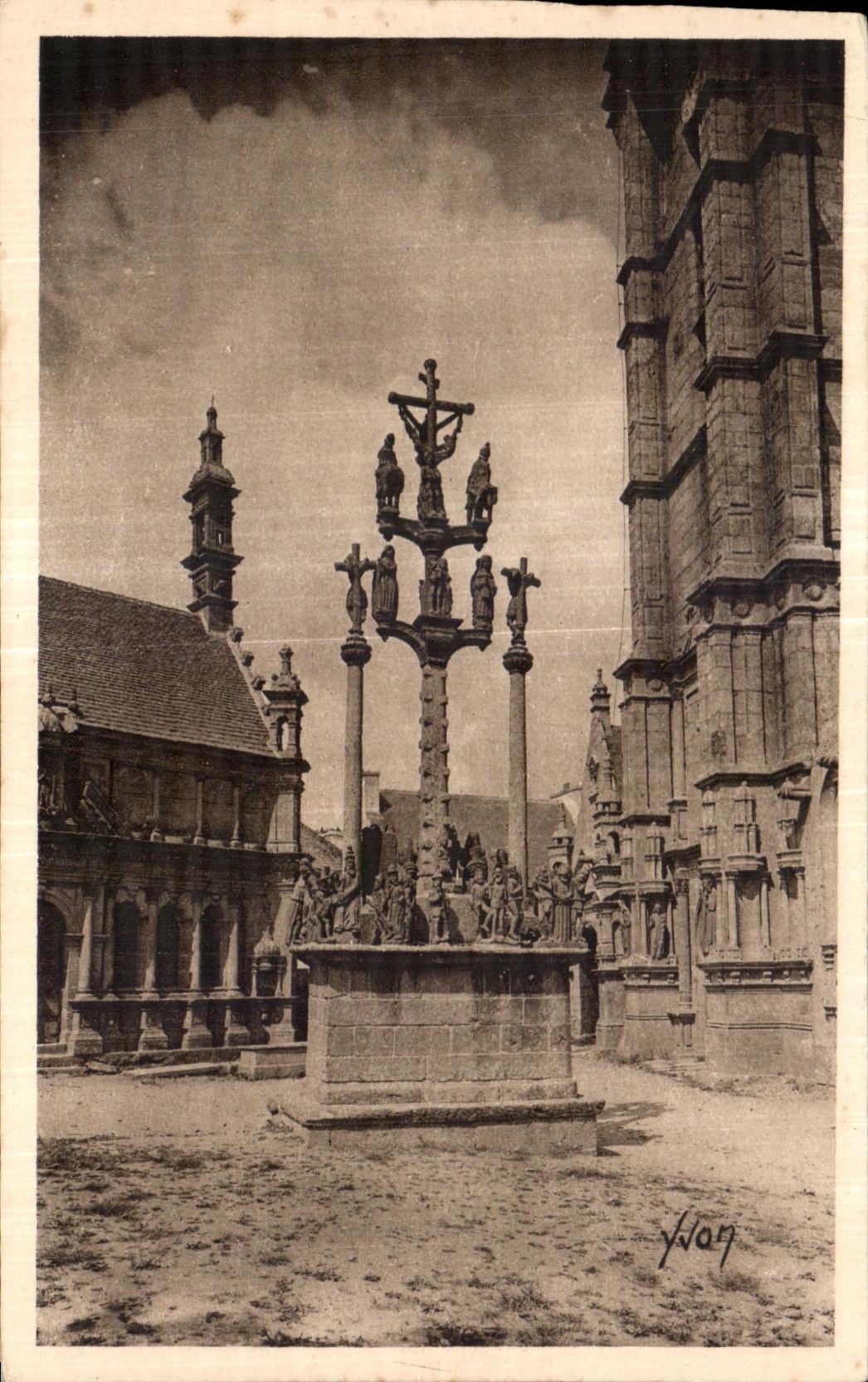 CPA Bretagne St Thegonnec (Finistere) Le Calvaire et I Ossuaire (XVII siecle)