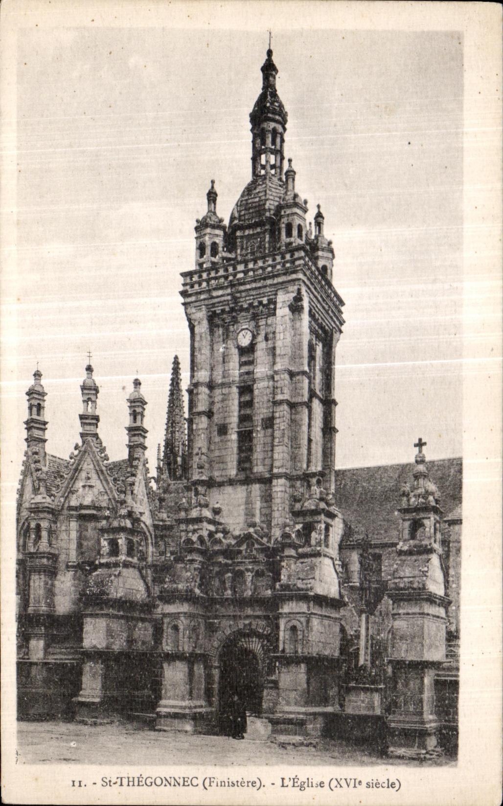 CPA St Thegonnec (Finistere) L Eglise (XVI siecle)