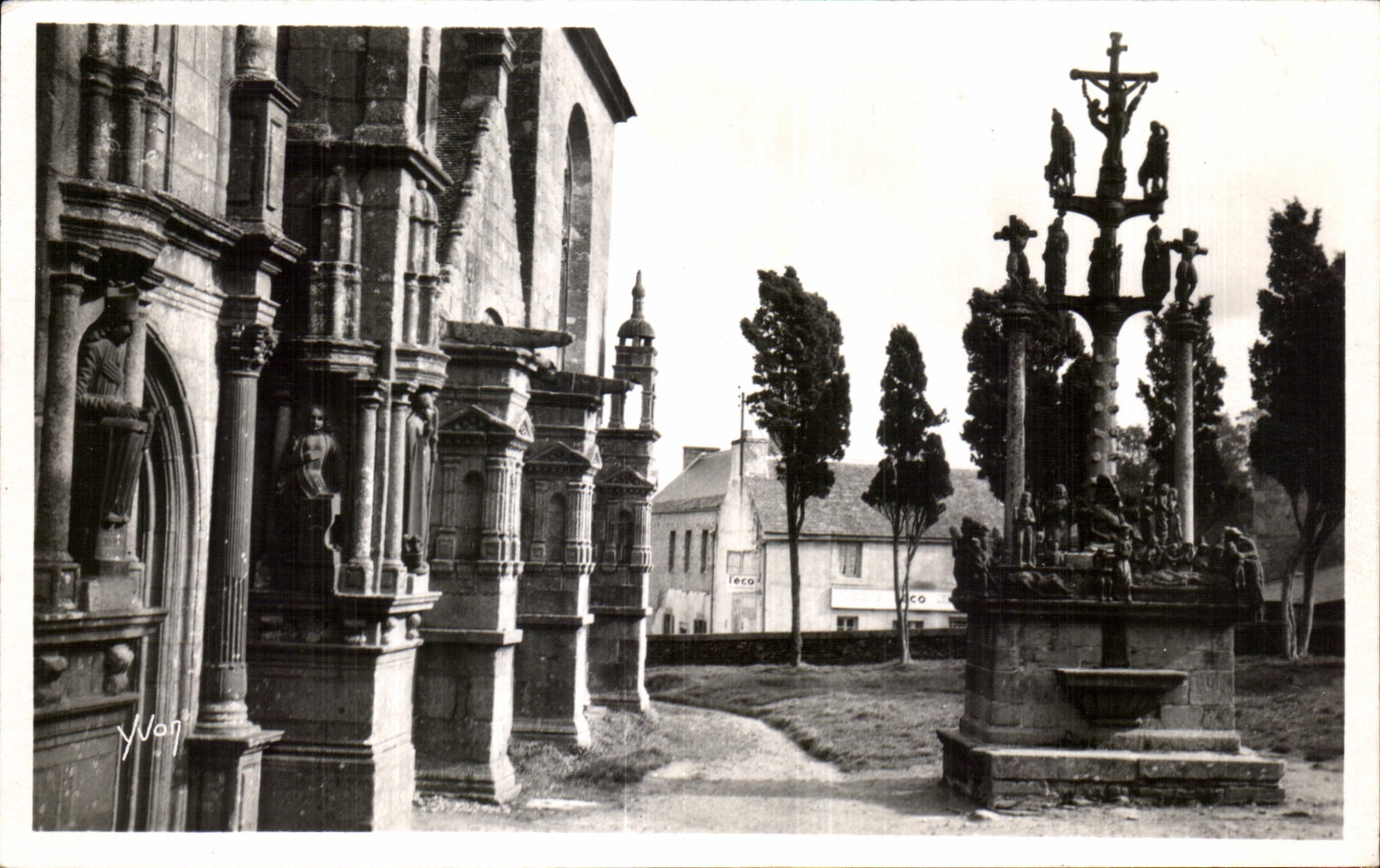 CPA Saint Thegonnec (Finistere) Facade laterale et Calvaire