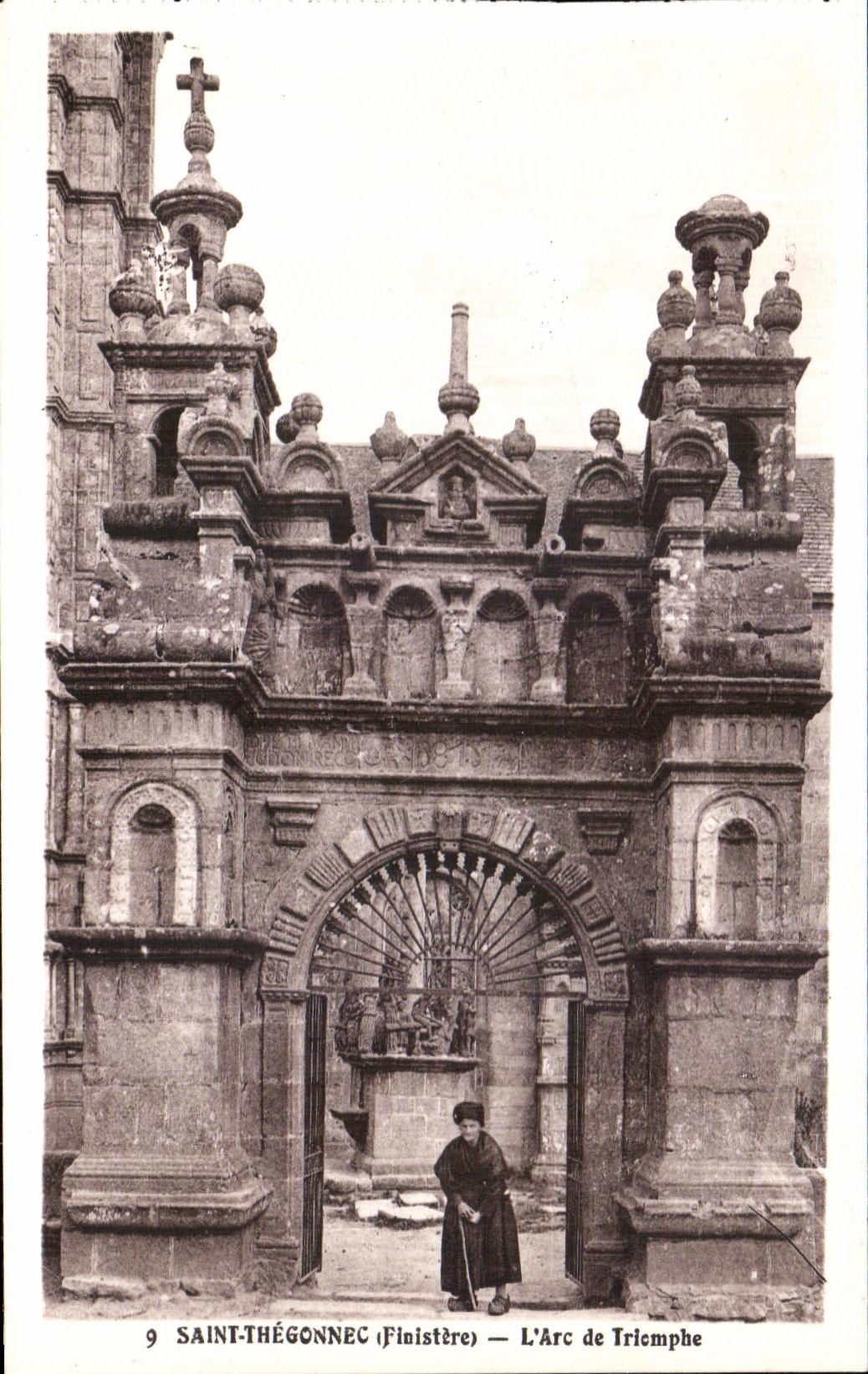 CPA Saint Thegonnec (Finistere) L Arc de Triomphe