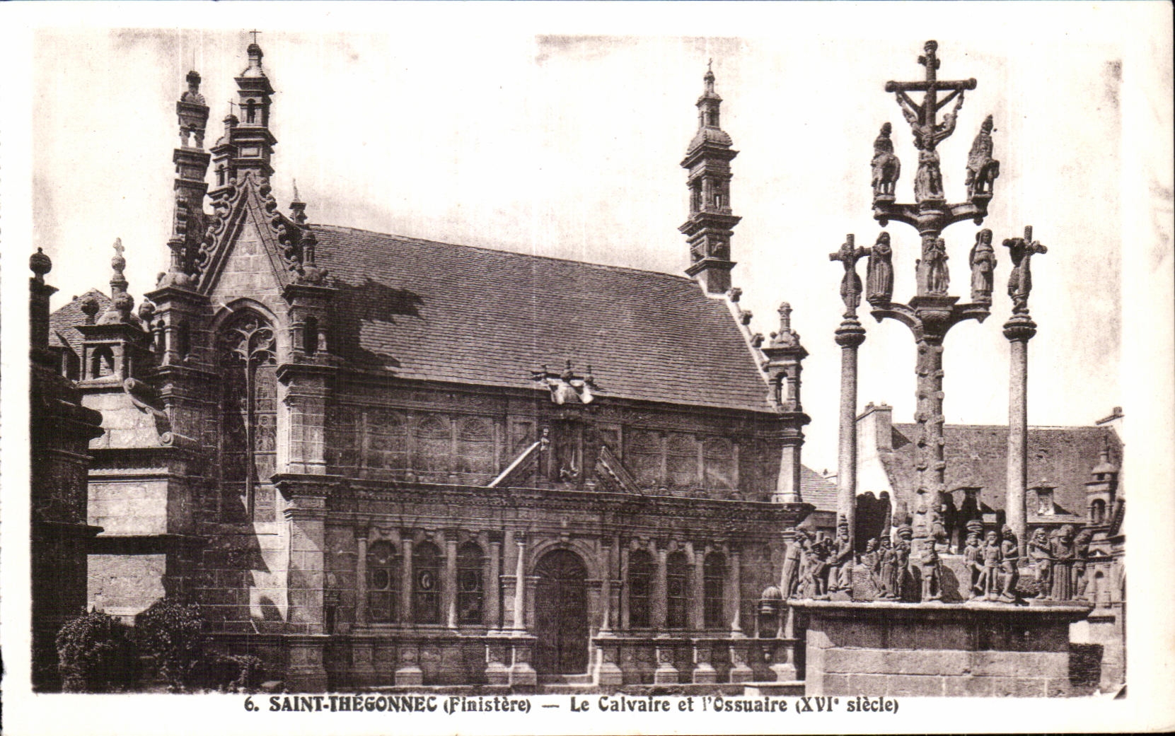 CPA Saint Thegonnec (Finistere) Le Calvaire et I Ossuaire (XVI siecle)
