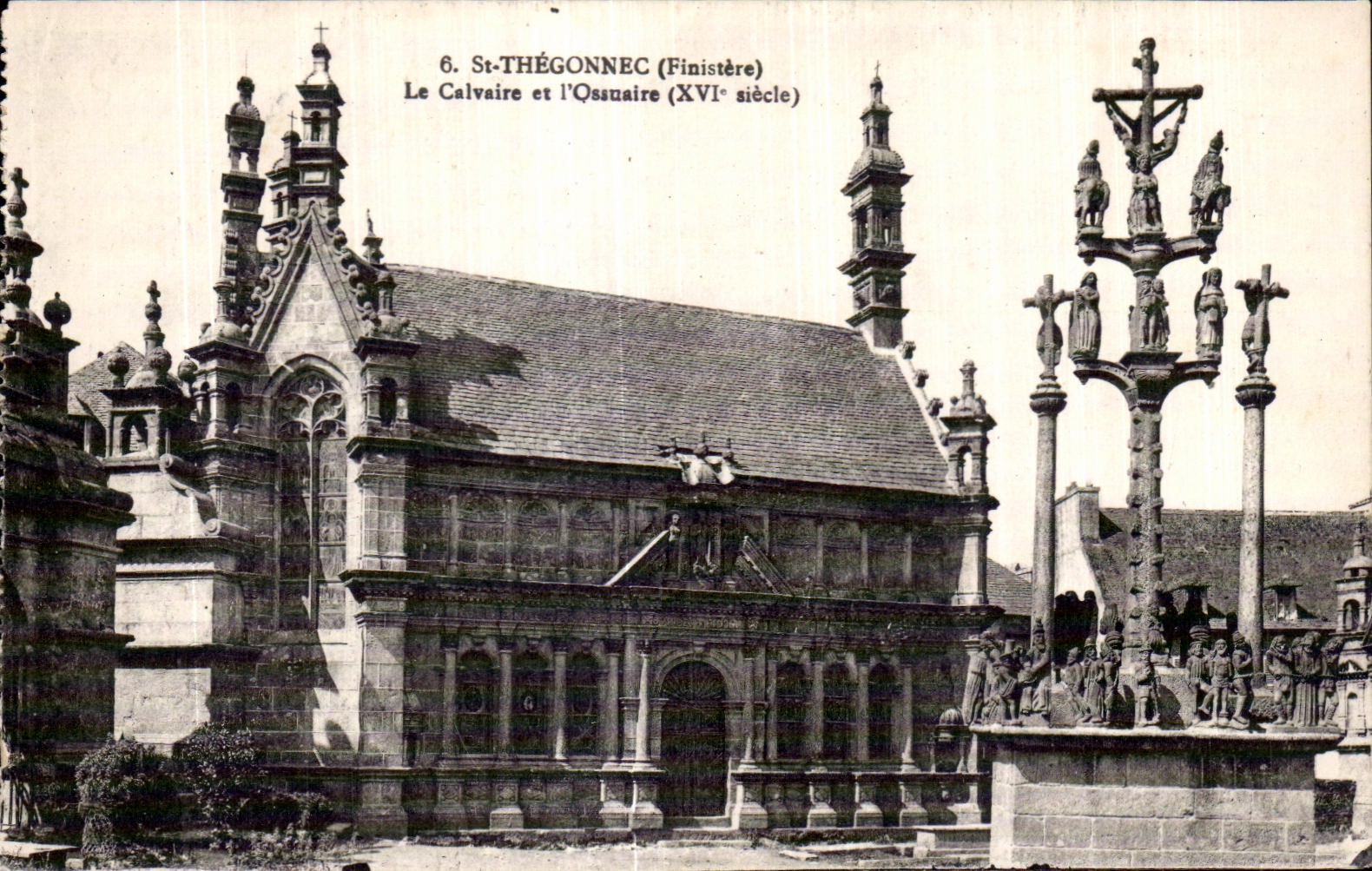 CPA St Thegonnec (Finistere) Le Calvaire et I Ossuaire (XVI siecle)