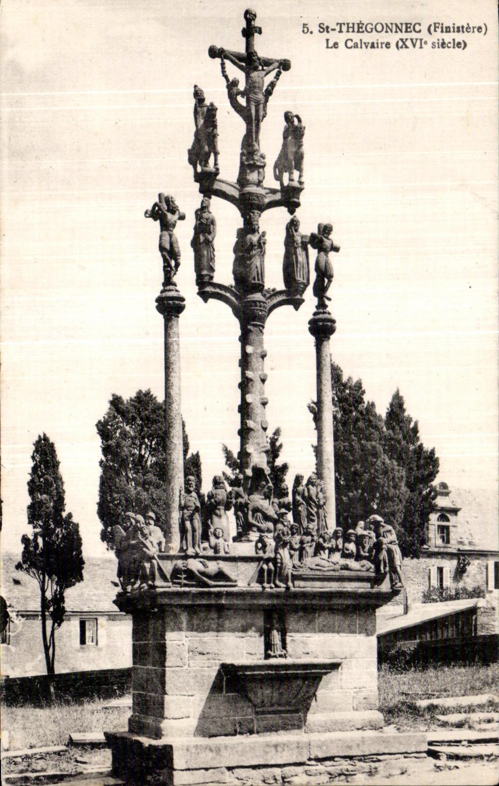 CPA St Thegonnec (Finistere) Le Calvaire et (XVI siecle)