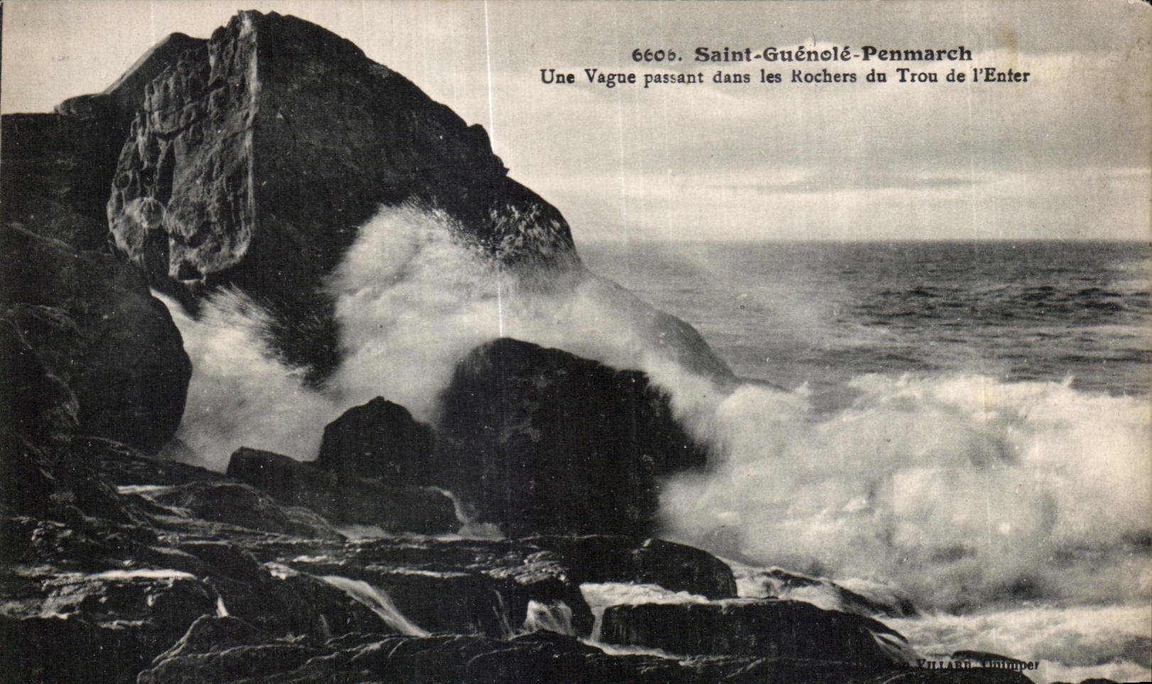 CPA Saint Guenole Penmarch a Vague passer by in the Rocks of the Hole of I Enter