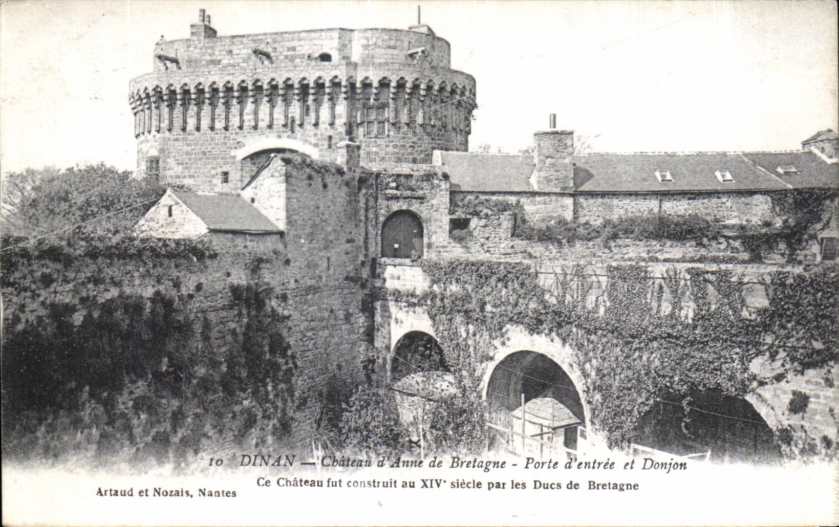 CPA Dinan Coateau d Anne de breiagne Porte d entree et Donjon