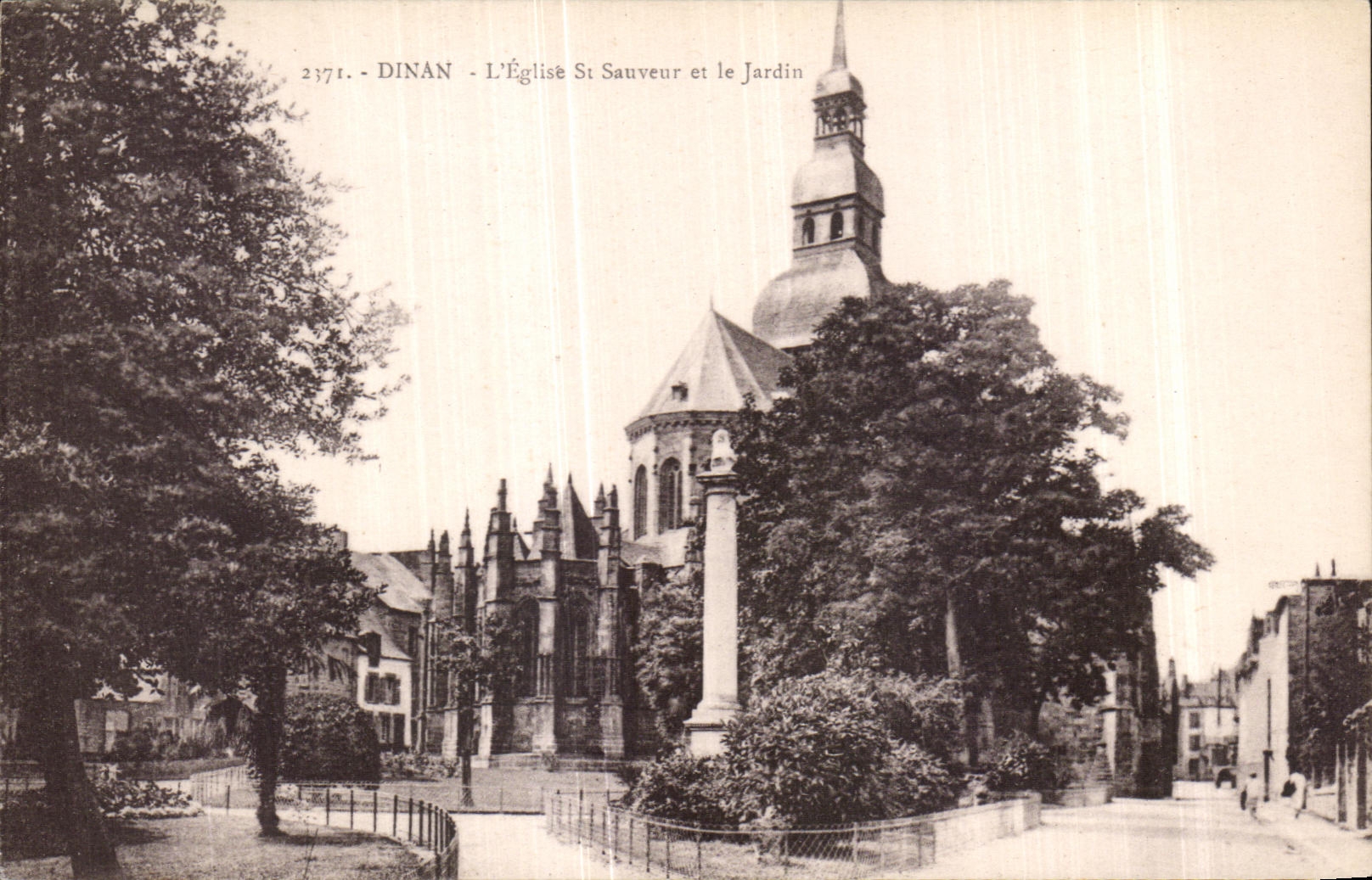 CPA Dinan L Eglise St Sauveur et le Jardin