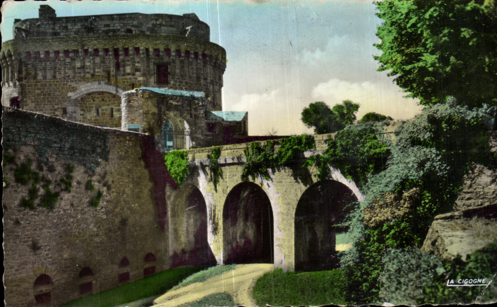 CPA Dinan Le donjon du Chateau de la duchesse Anne et les douves