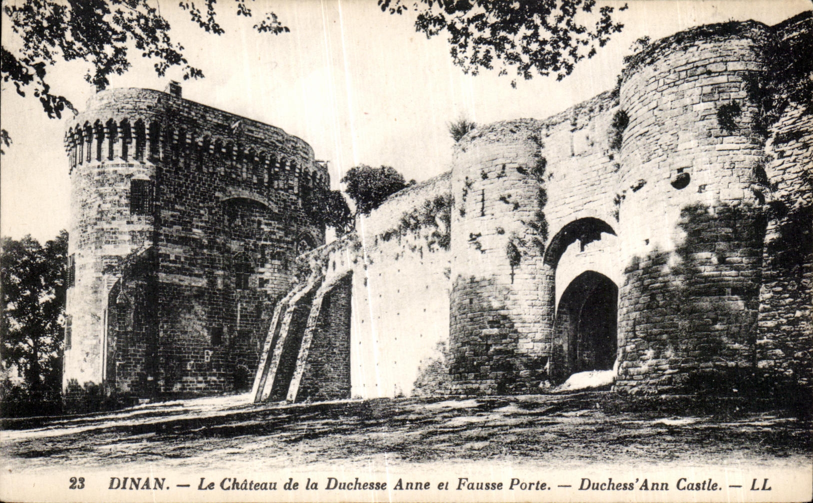 CPA Dinan Le Chateau de la Duchesse Anne et Fausse Porte