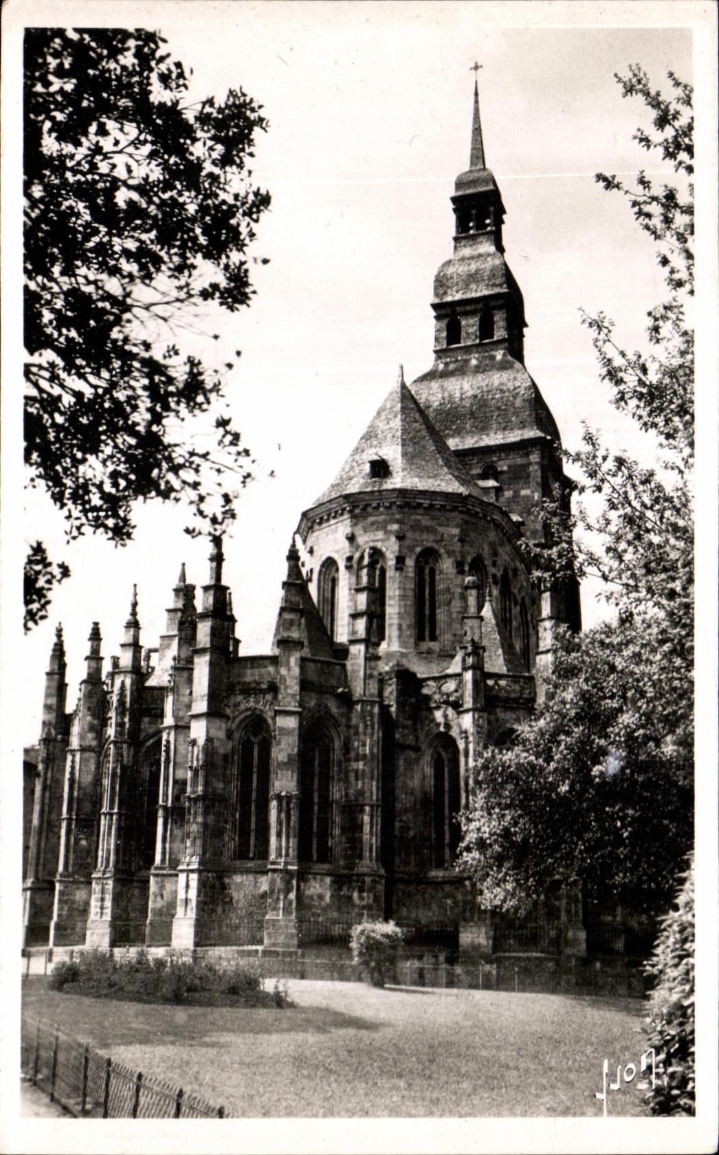 CPA Dinan (Cotes du Nord) L Eglise St Sauveur
