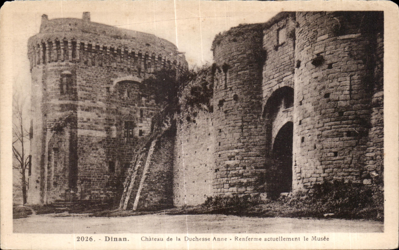 CPA Dinan Castle of the Duchess Anne Renferme currently the Museum