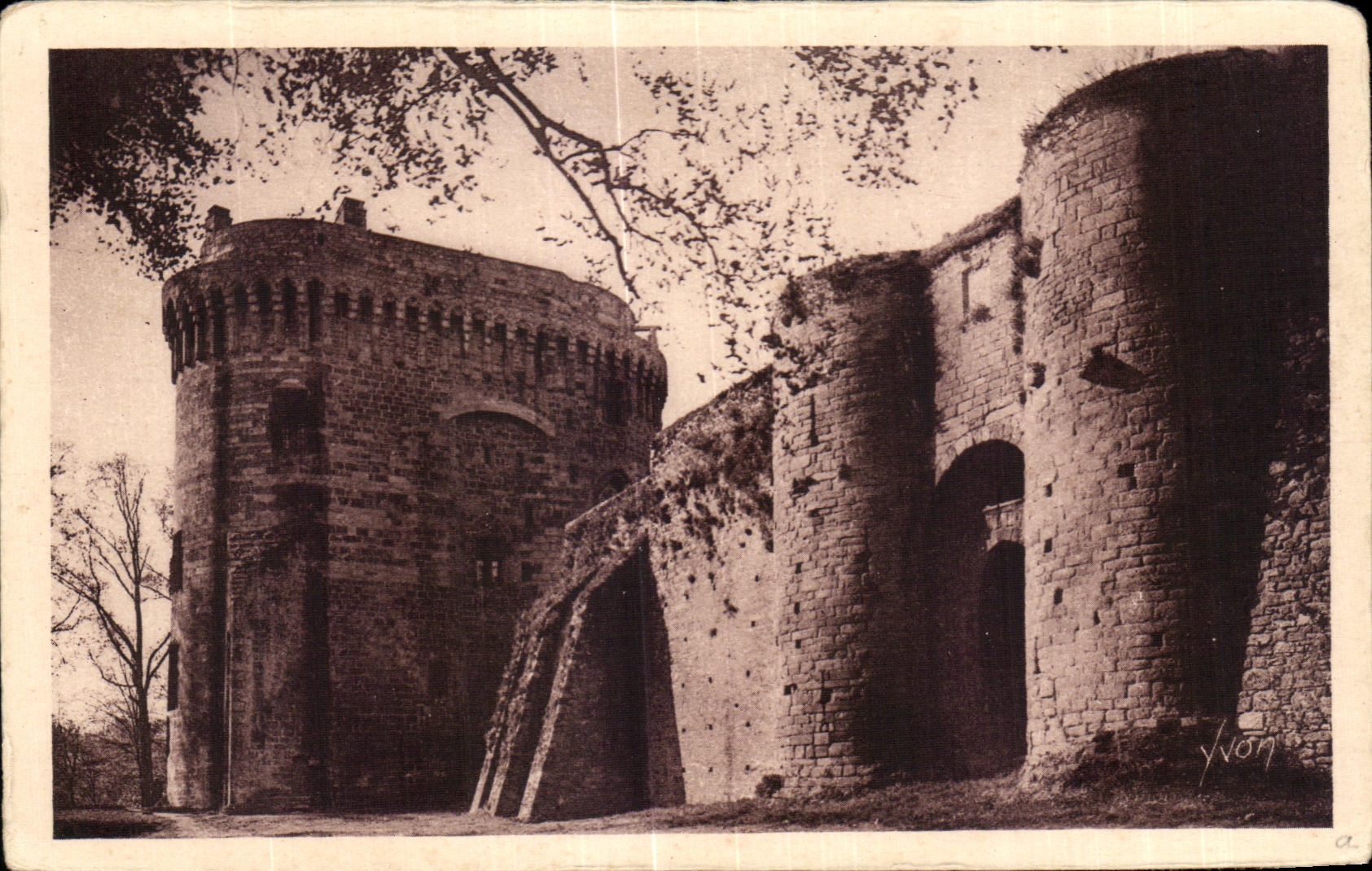 CPA Bretagne Dinan Le Chateau de la Duchesse Anne et la Fausse Porte