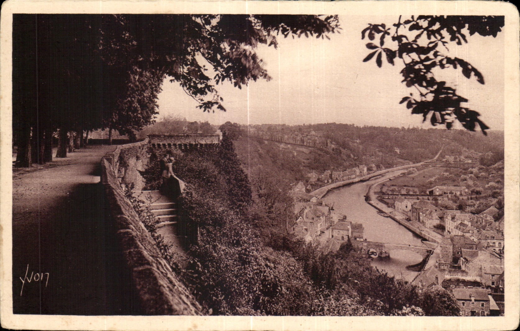 CPA Bretagne Dinan La Rance vue du Jardin Anglais