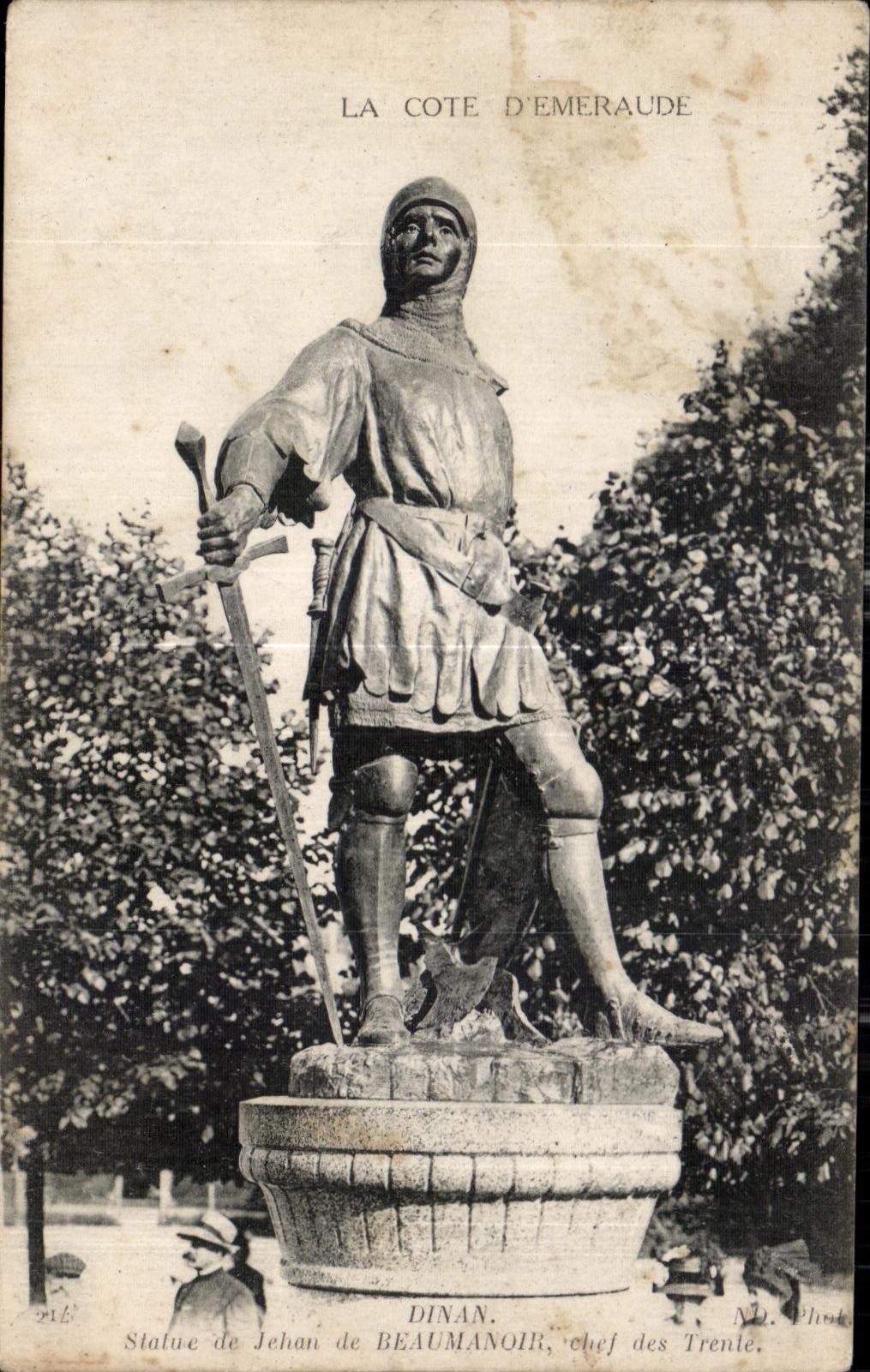CPA La Cote D Emeraude Dinan Statue de Jehan de Beaumanoir ehef des Trente