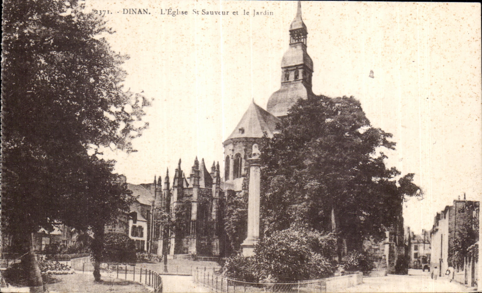 CPA Dinan L Eglise St Sauveur et le Jardin