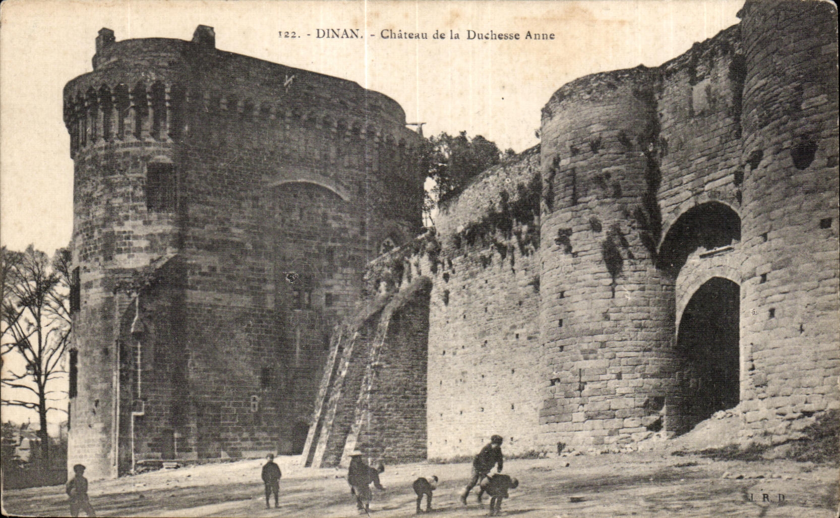 CPA Dinan Chateau de la Duchesse Anne Enfants