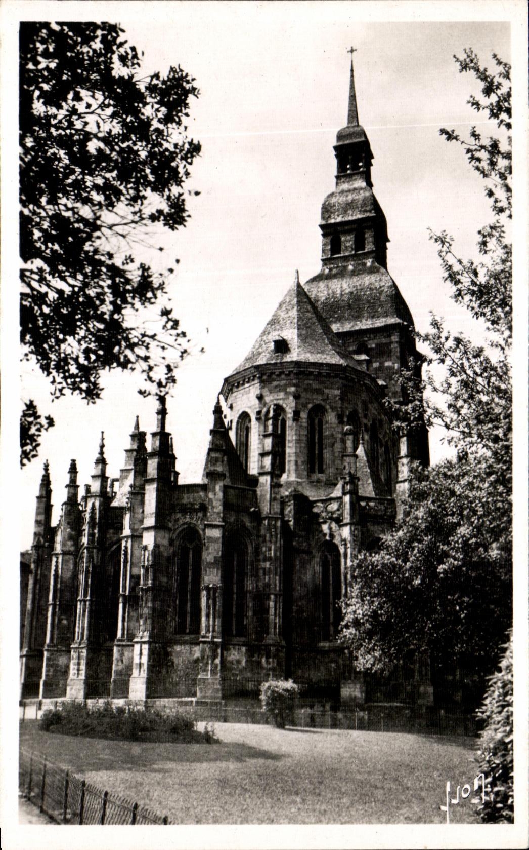 CPA Dinan (Cotes du Nord) L Eglise St Sauveur