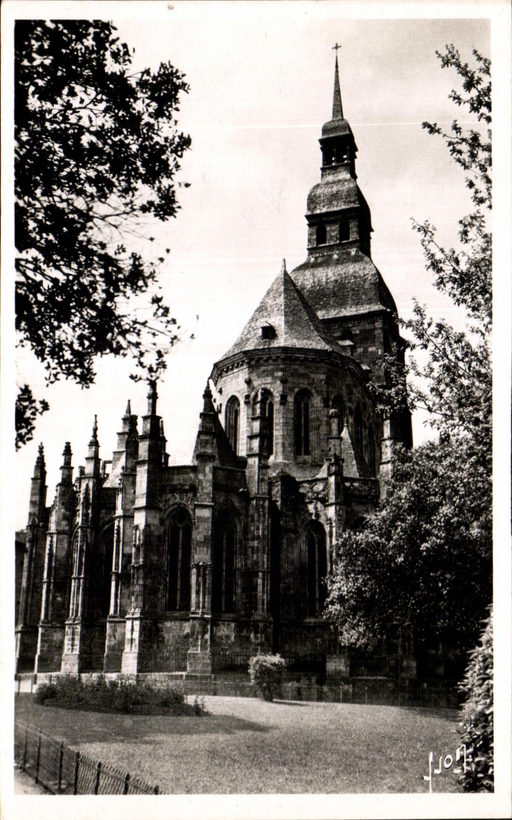 CPA Dinan (Cotes du Nord) L Eglise St Sauveur