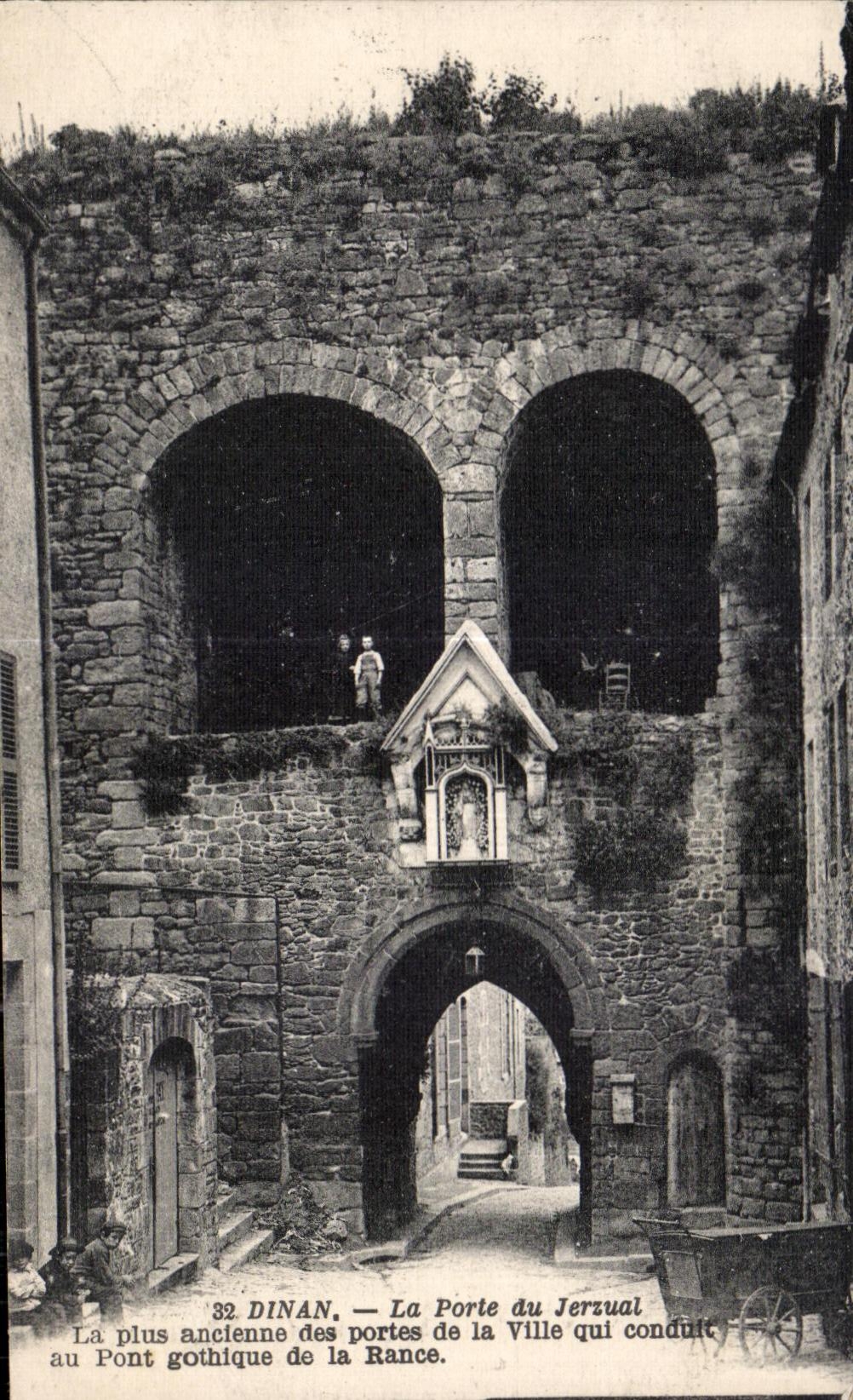 CPA Dinan La Porte du Jerzual La plus ancienne des portes de la Ville qui Conduit au Pont gothique de la Rance
