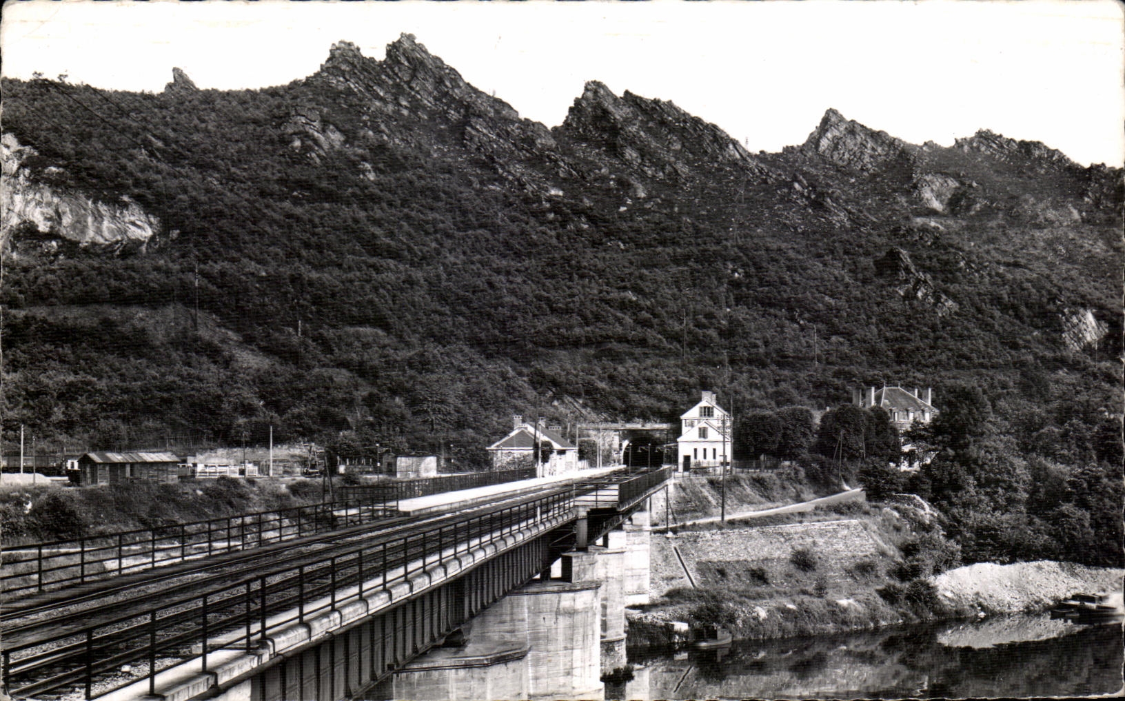 Valle de CPA de la estacion de tren del castillo de la Mosa Regnault y del alambre de cuatro Aymon