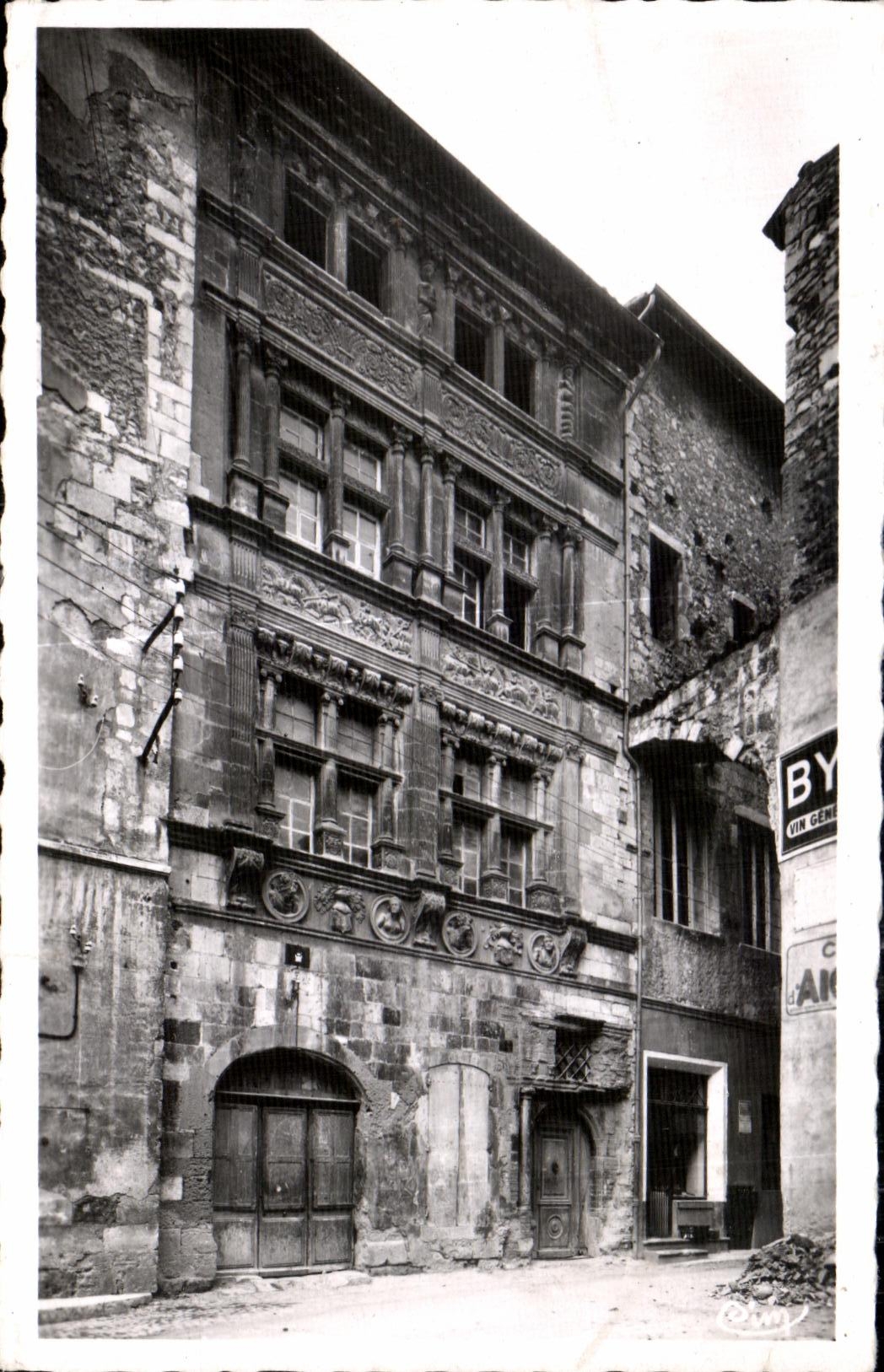 CPA Fish ponds on the Rhone (Ardeche) House of the heads