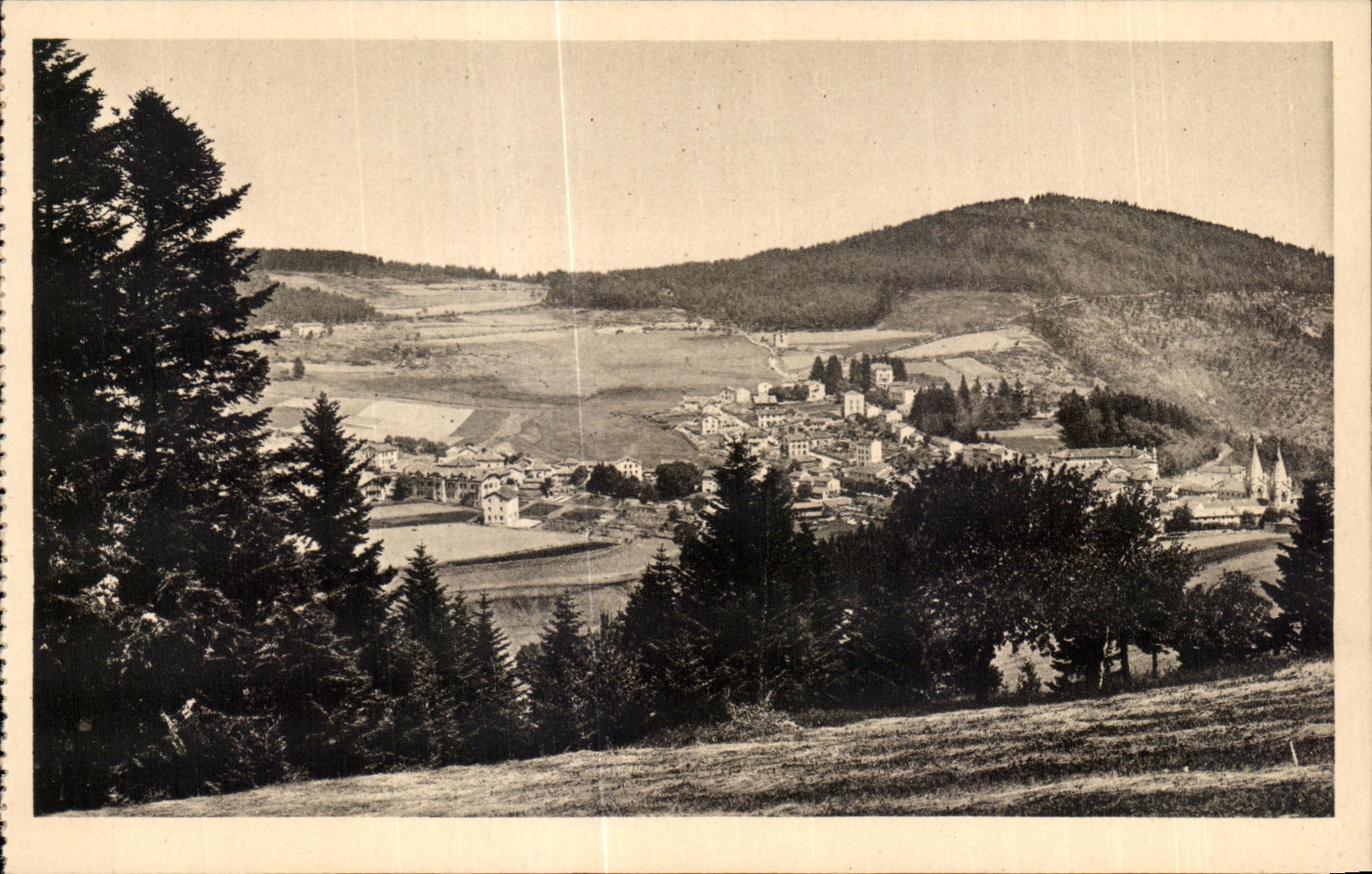 CPA La Louvesc Ardeche Vue generale Grand Lieu Quartier de la Fontaine et Mont Chaix