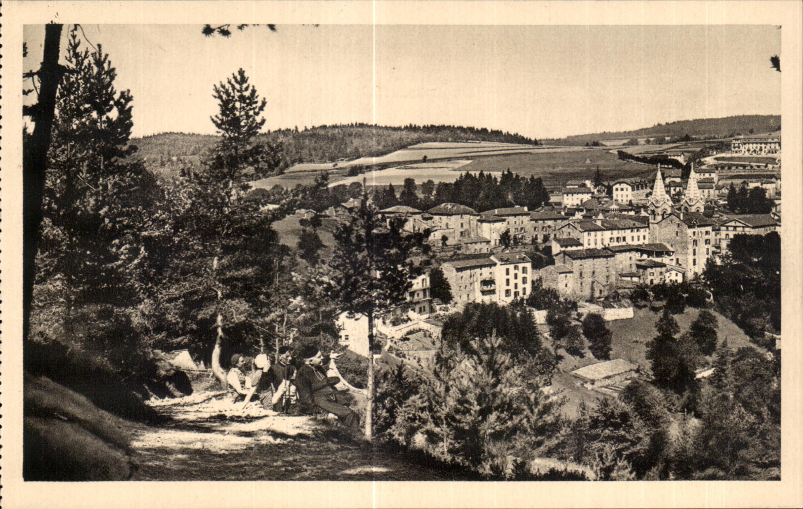 CPA La Louvesc Ardeche Vue generale Dans le fond Bois de Versailles