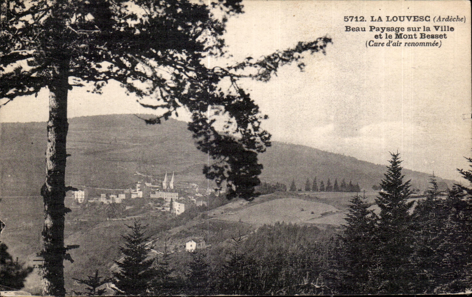 CPA La Louvesc Ardeche Beau Paysage sur la Ville et le mont Besset