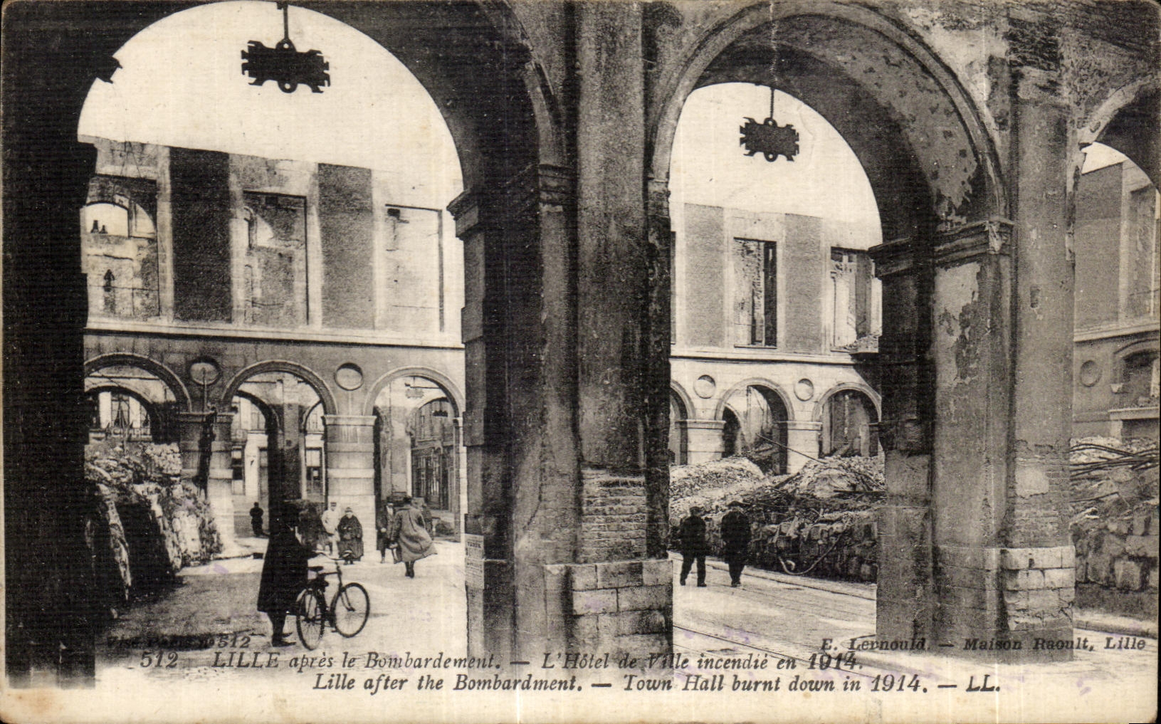 CPA Lille after the Bombardment Town hall sets fire to in 1914 Militaria