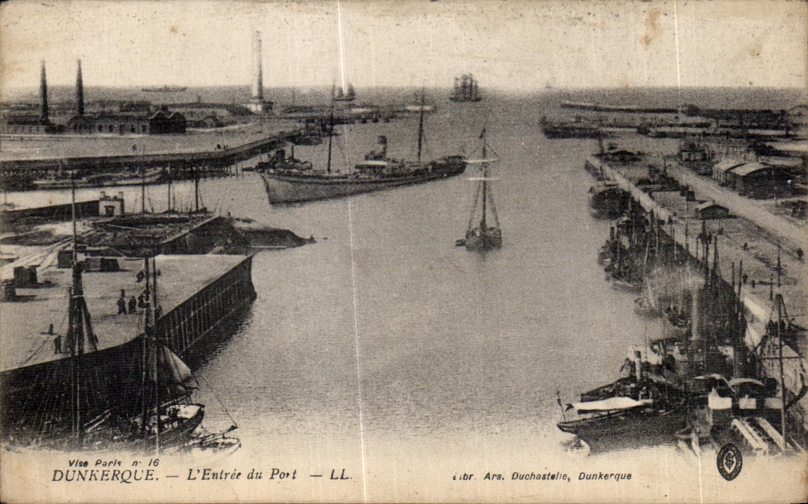 CPA Dunkerque L Entree du Port Bateaux
