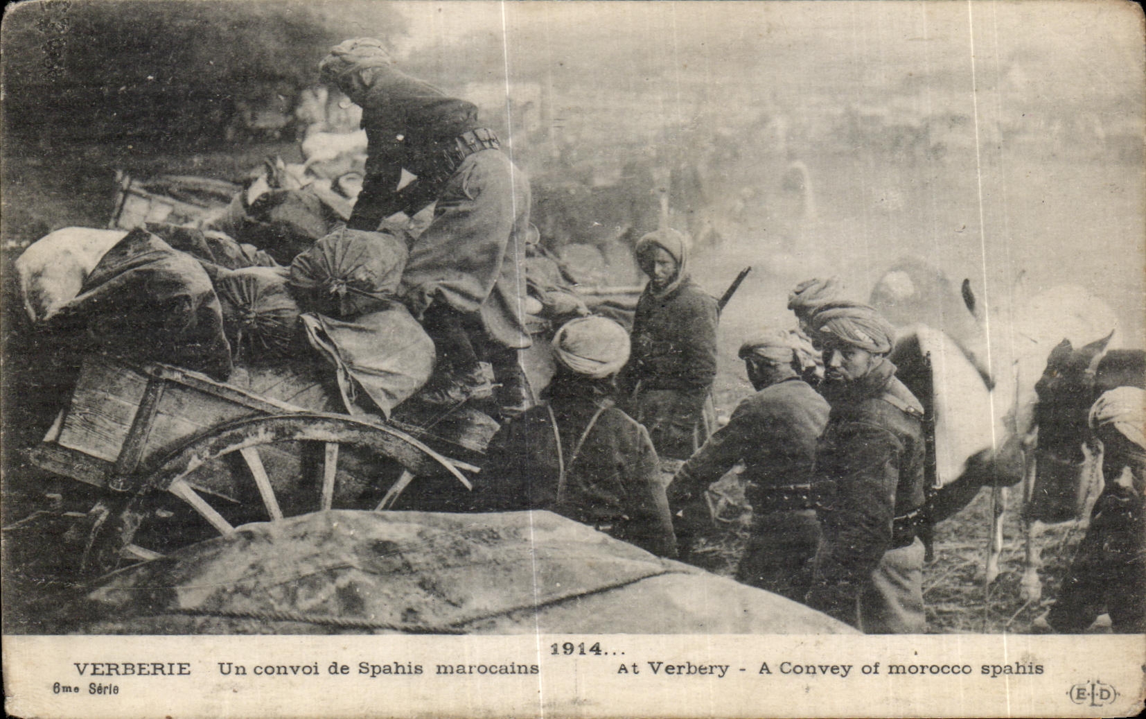 CPA Verberie Un convoi de Spahis marocains Militaria 