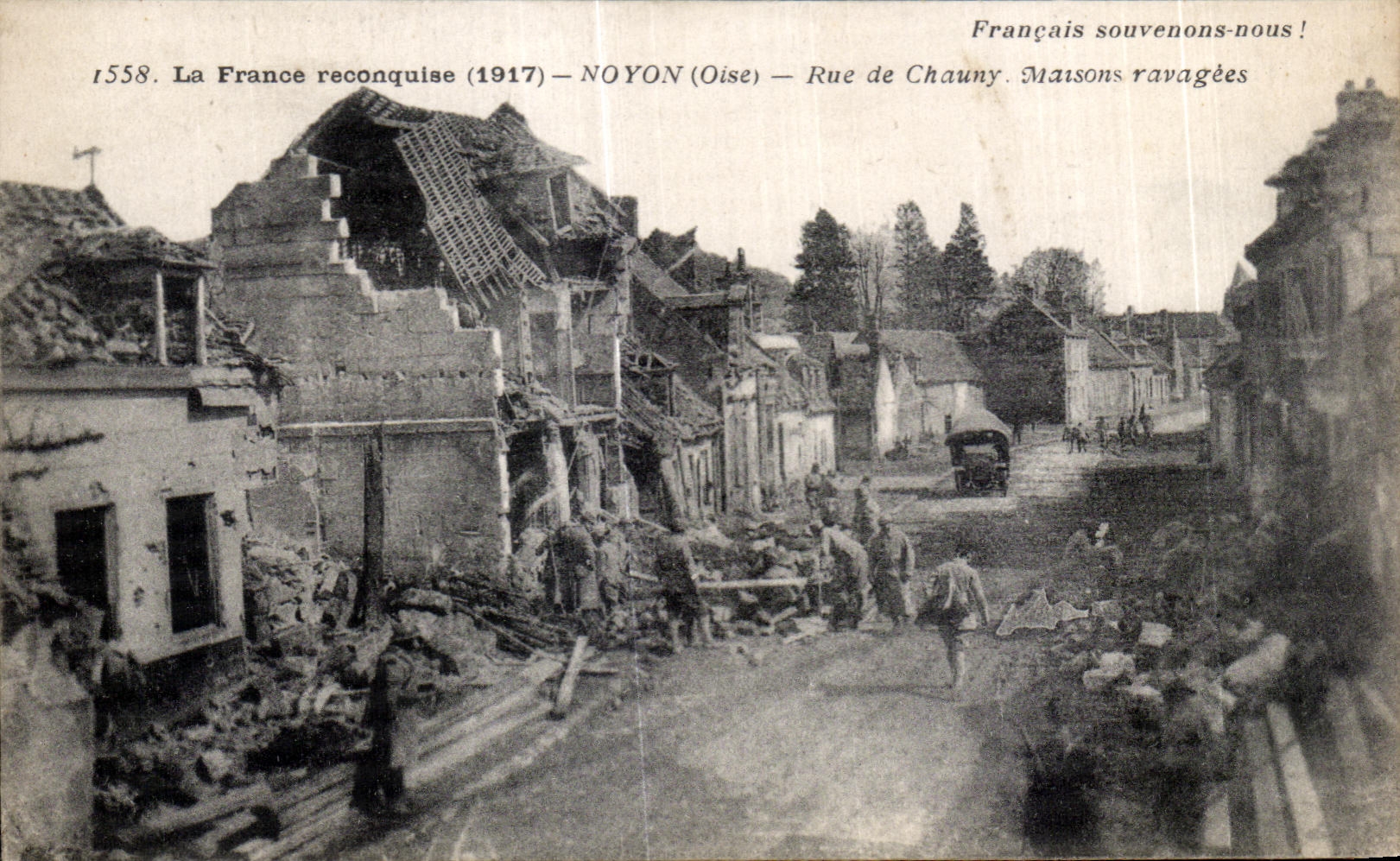 CPA La France reconquise 1917 Noyon Oise Rue de Chauny Maisons revagees Militaria