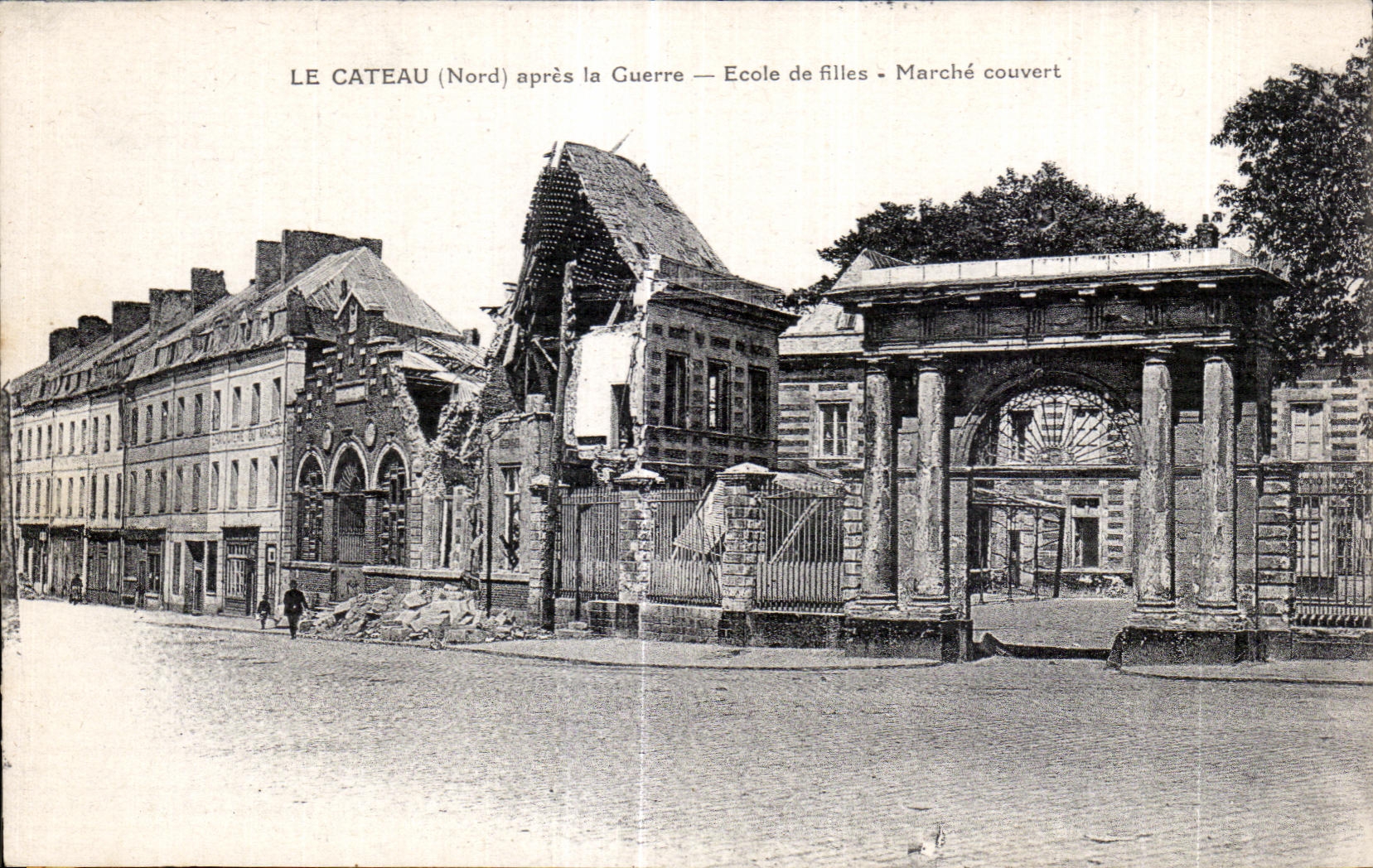 CPA Le Cateau Nord apres la Guerre Ecole de Filles Marche couvert Militaria