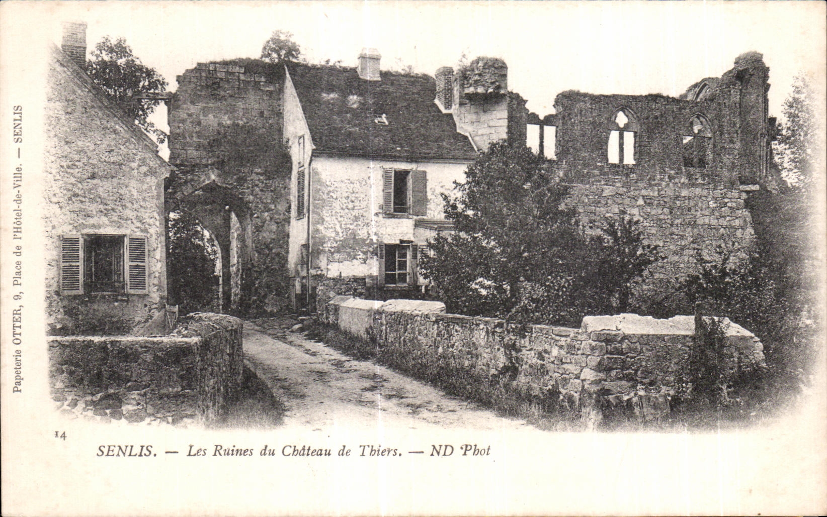 CPA Senlis Ruins of the Castle of Thiers Militaria