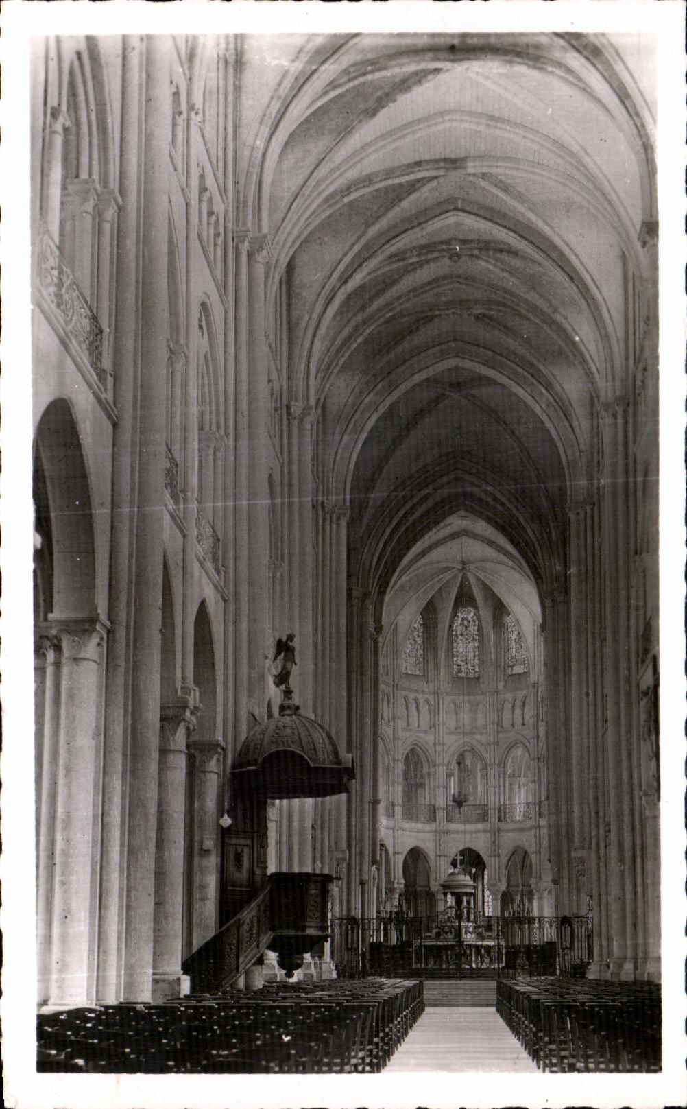 CPA Noyon Interieur de la Cathedrale La Nef