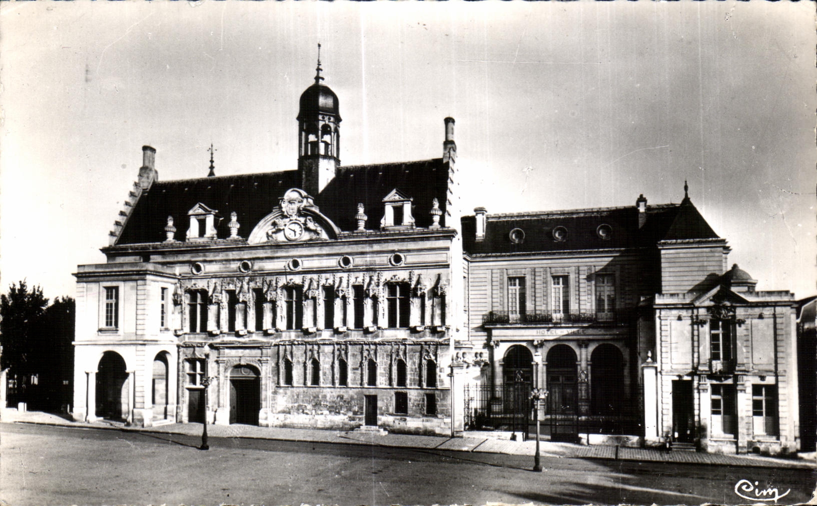 CPA Boundary-line (Oise) Town hall