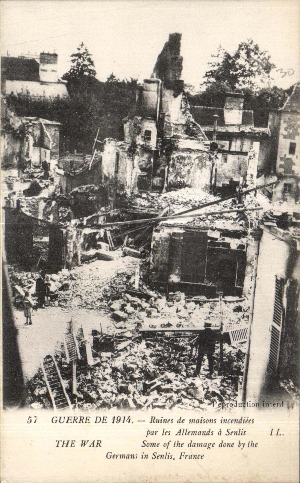 CPA Guerre De Ruines de maisons incendiees par les Allemands a Senlis Militaria