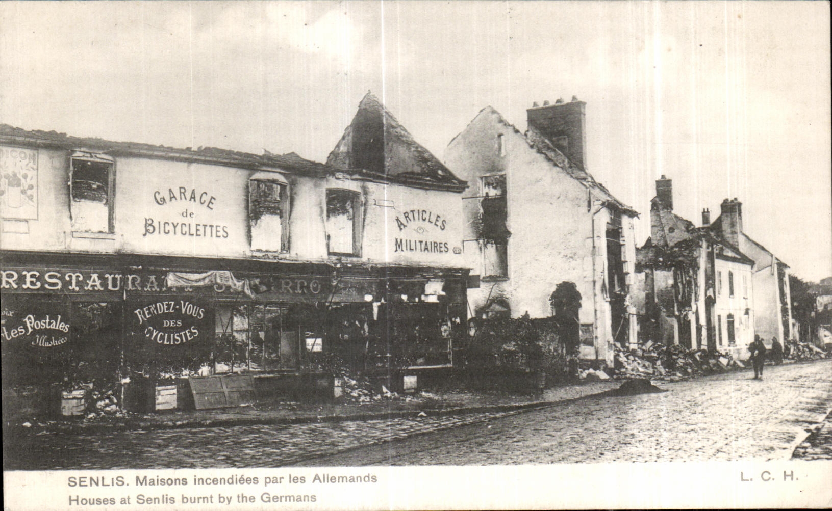CPA Senlis Houses set fire to by the Germans Houses At Senlis burnt by the Germans Militaria