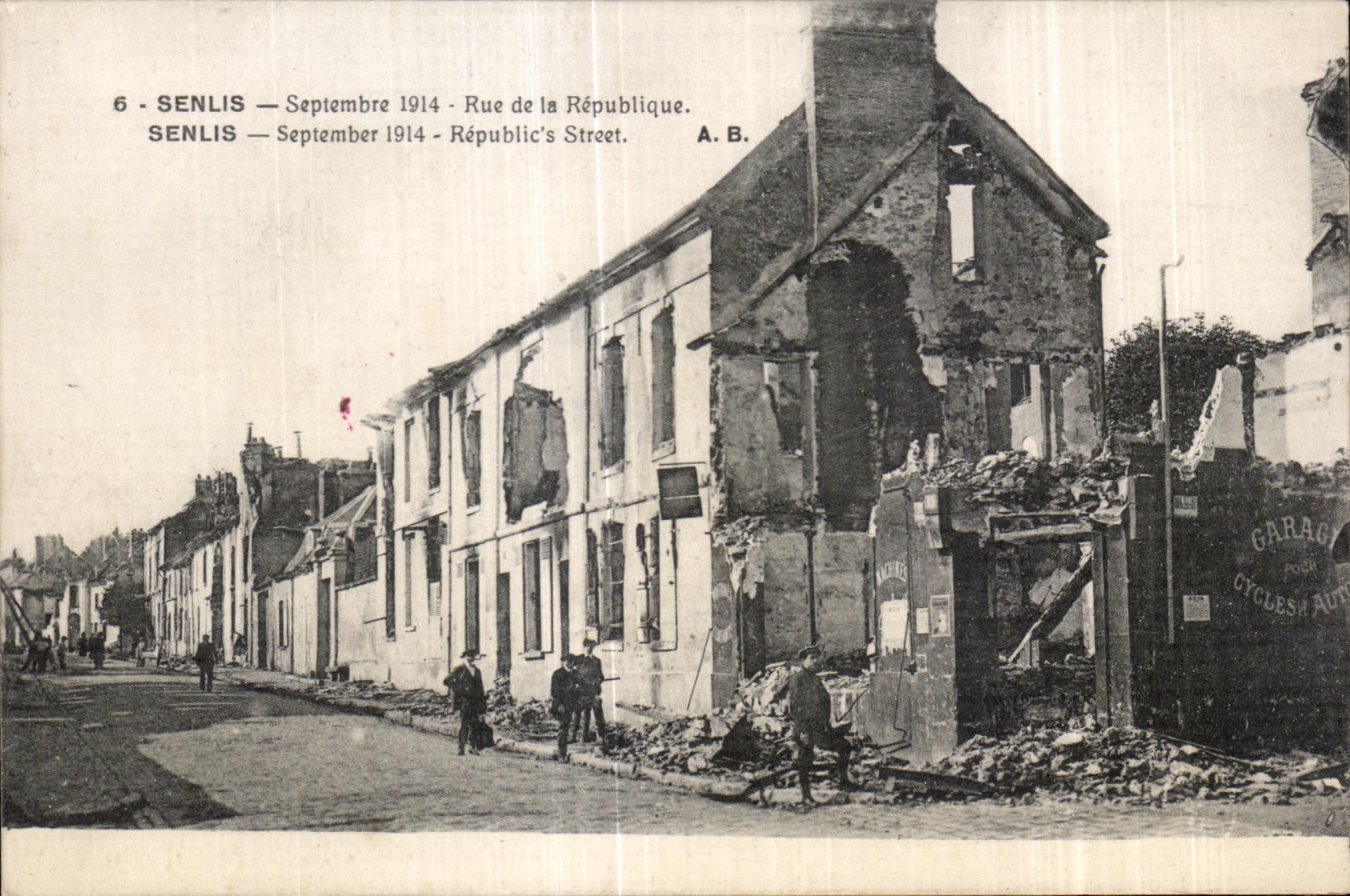 CPA Senlis Street September of the Republic Senlis September Republic S Street Militaria